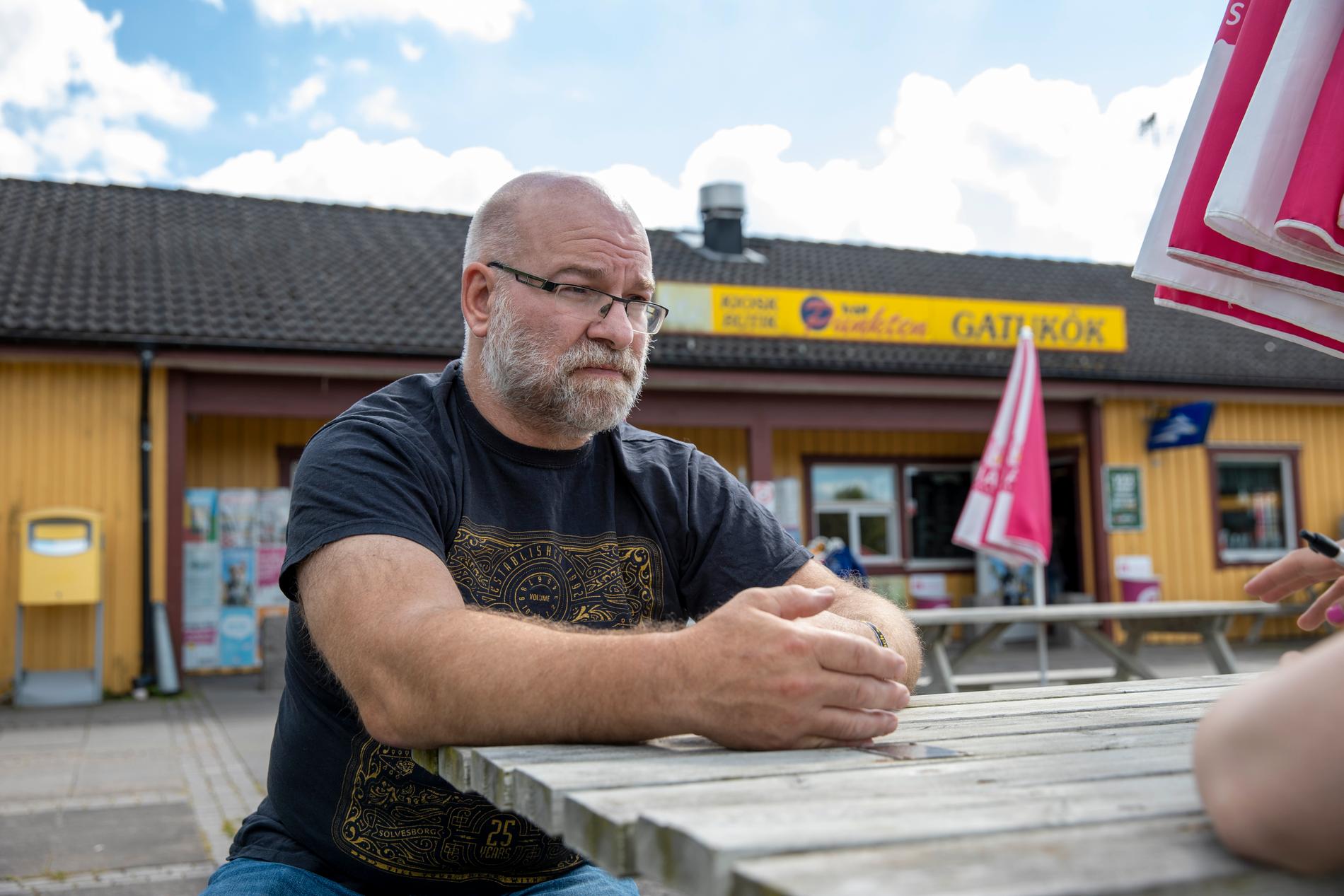 Det finns två kiosker i Hanaskog. Thomas Danielsson, 52, äger Träffpunkten. Här utanför sitter svenskarna. 