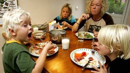 Favoritkäk Anders7, Anton, 11 och Axel 7 gillar att få korv och makaroner till middag. Däremot skippar de helst couscoussalladen som mamma Helen äter - och fiskrätter. "Fiskbullar är urk", säger Anton.