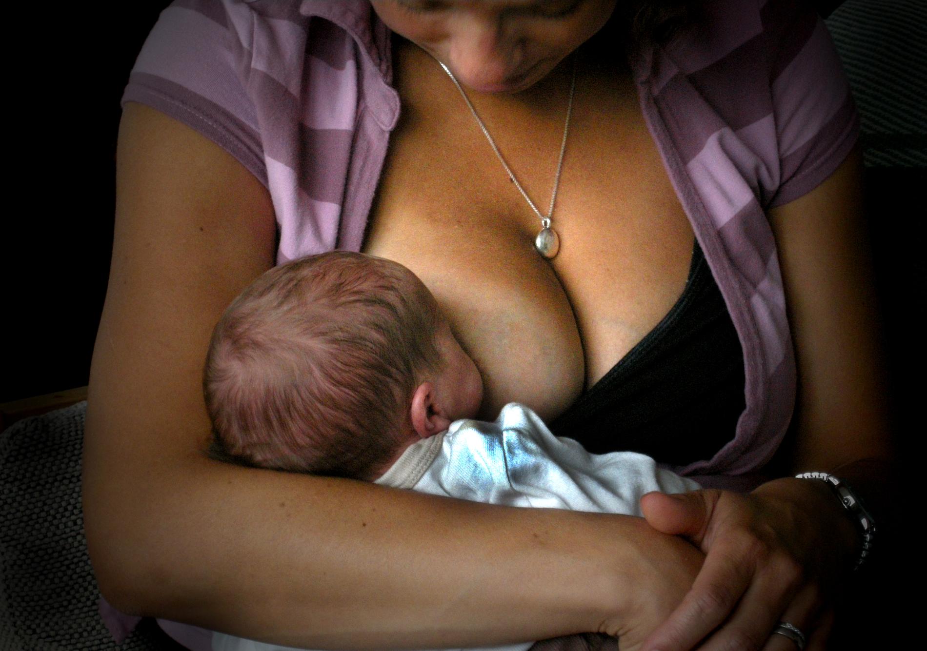 Kvinnor i USA försöker skydda sina barn med hjälp av bröstmjölken.