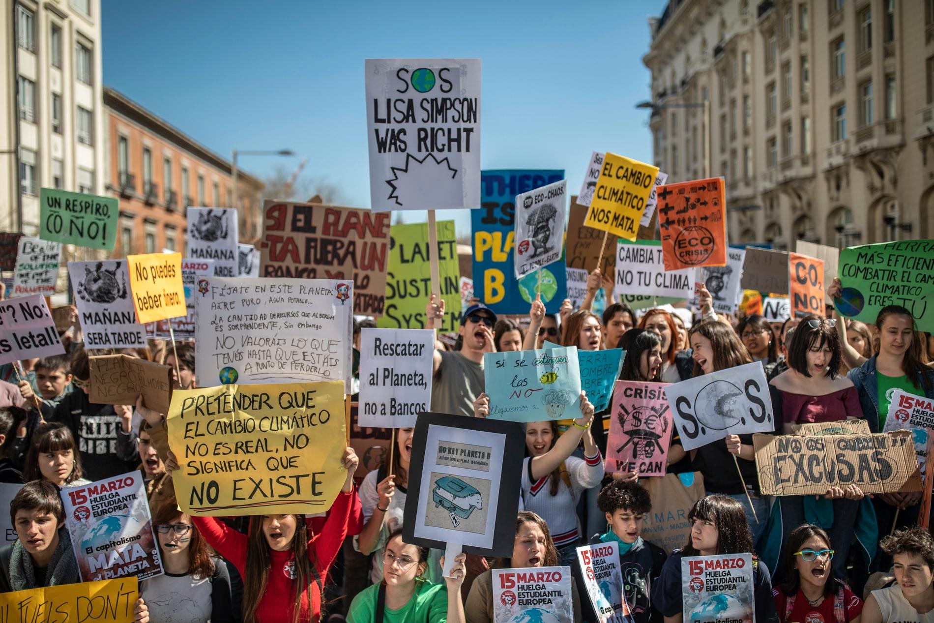 Hundratusentals skolungdomar över hela världen strejkade på fredagen för klimatet. Här i Madrid, Spanien.
