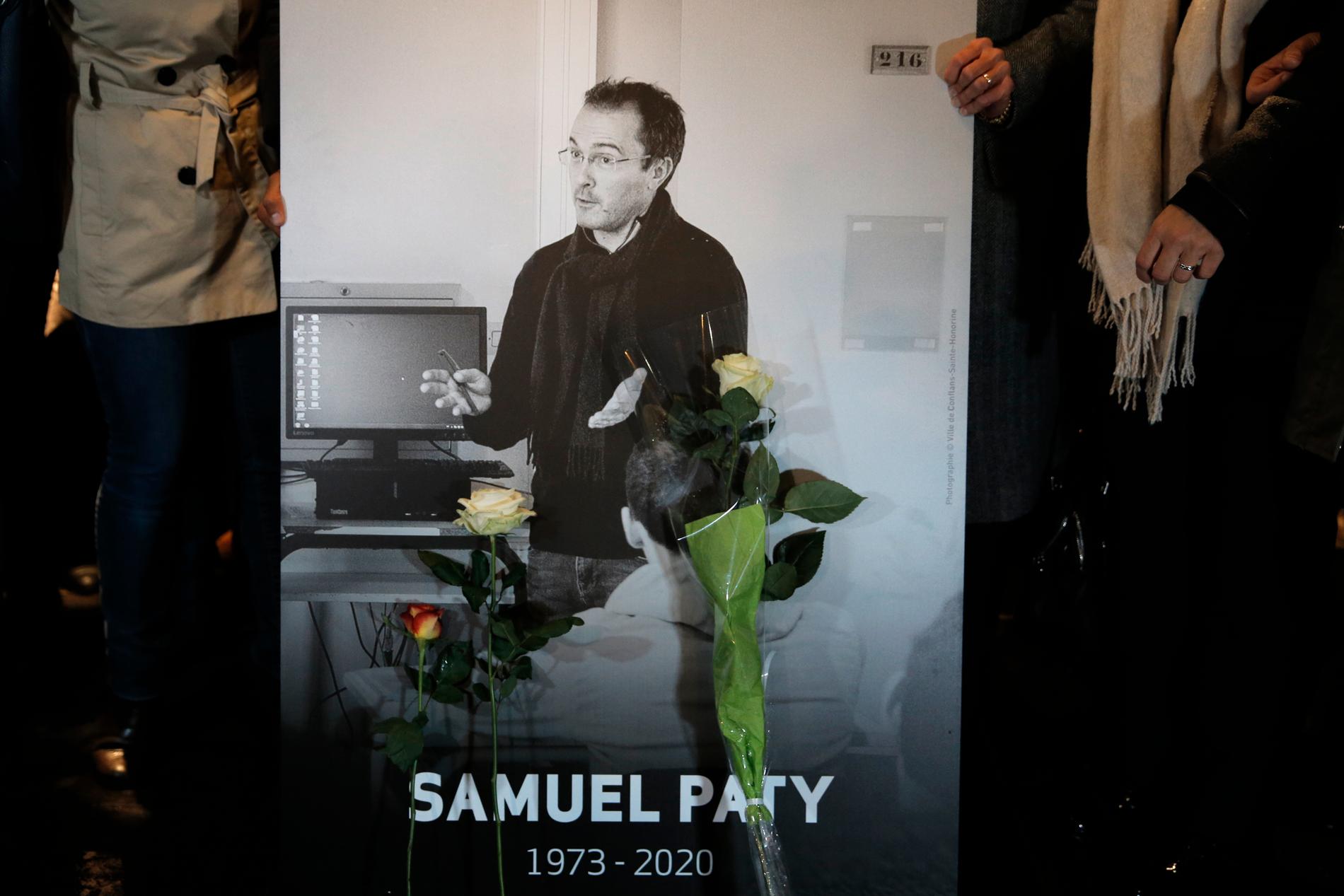 Mordet på Samuel Paty föregicks av att hans uppgifter spreds i sociala medier. nu vill Frankrike skärpa lagstiftningen. Foto: Lewis Joly/AP/TT