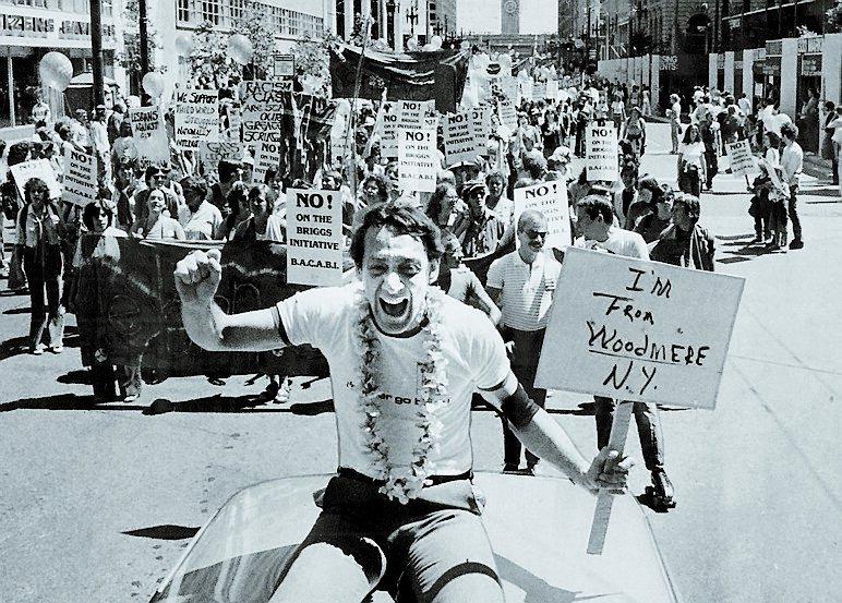 i verkligheten … Harvey Milk deltar i en gayparad i San Francisco 1978. Han mördades samma år. Foto: TERRY SHCMITT