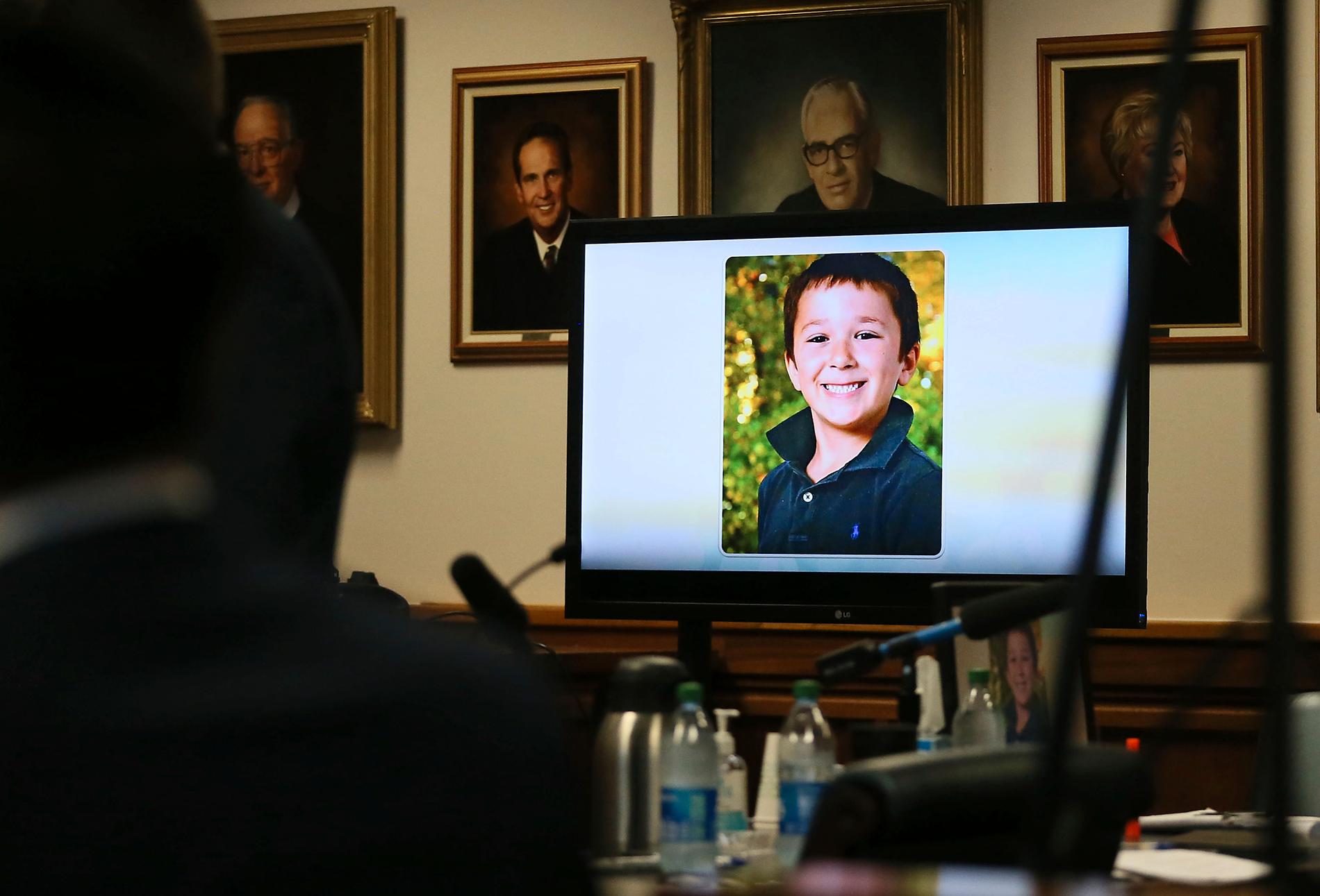 Jesse Lewis, 6, dog i massakern på skolan i Sandy Hook. Här visas hans bild för rätten under advokat Mark Bankstons öppningsanförande vid Travis County Courthouse i Austin den 26 juli.