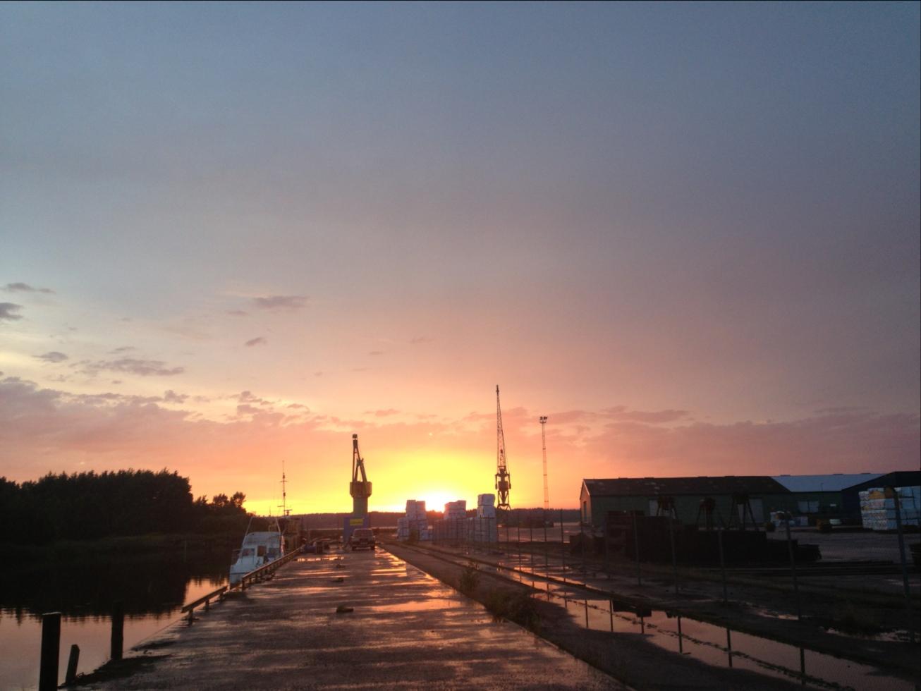 Efter regn kommer sol. Fotot är taget i hamnen Kristinehamn