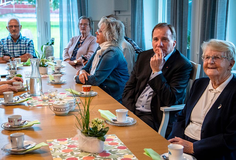 Stefan Löfven besöker Mötesplats Tunet, en mötesplats för äldre i Mjölby