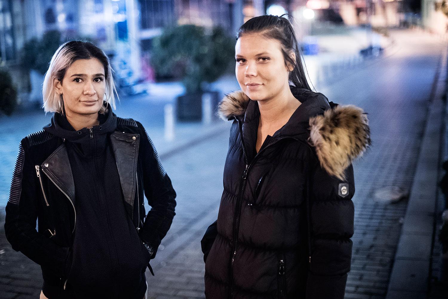 Isabella Pelin Sevgili, 21 och Moa Larsson, 18, befann sig i kön till Reina kort före attacken.