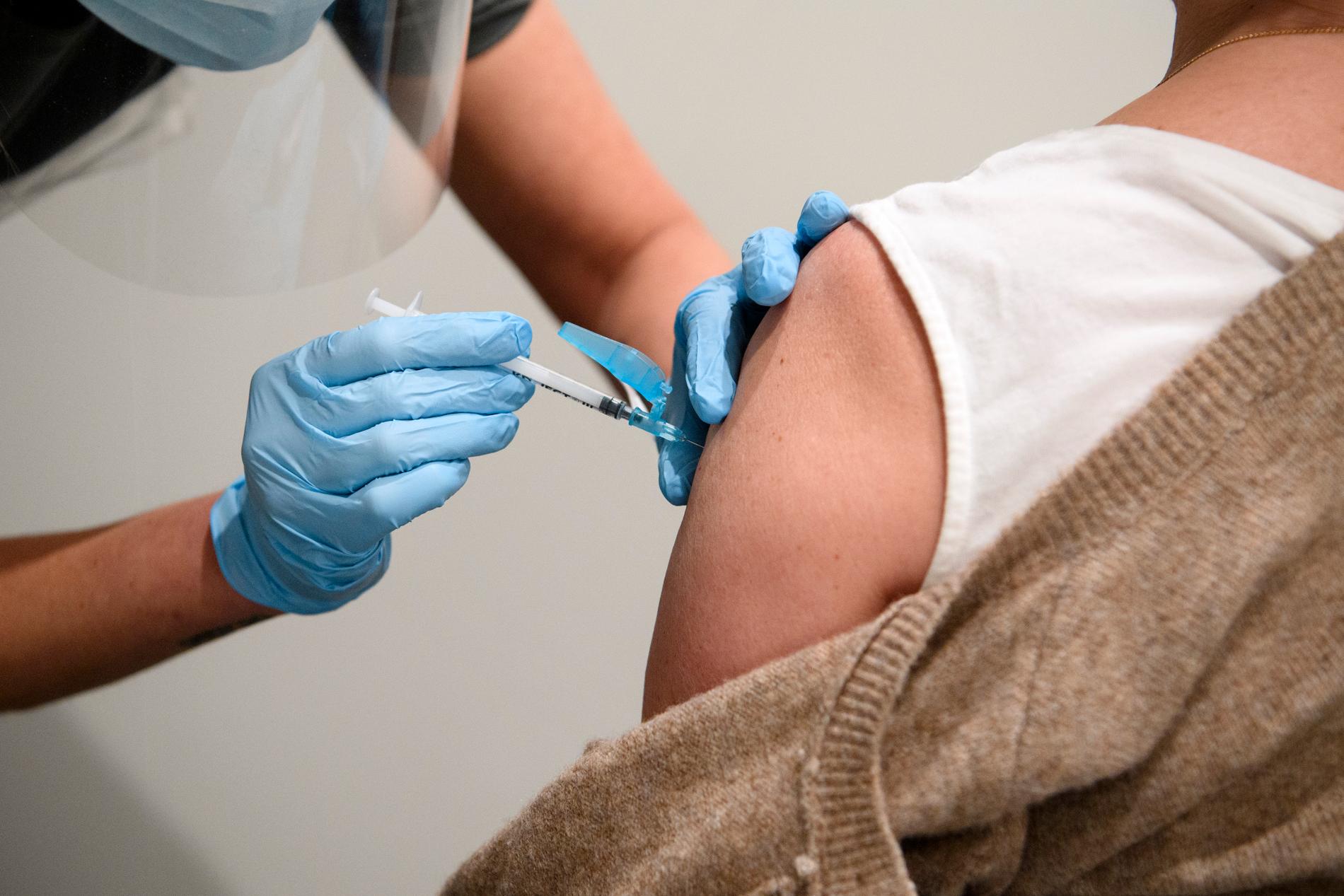 Om man får en skada efter covidvaccination vänder man sig till Läkemedelsförsäkringen. Arkivbild.