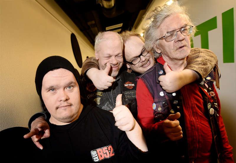 Toni Välitalo (trummor), Kari Aalto (sång), Sami Helle (bas) och Pertti Kurikk (trummor).