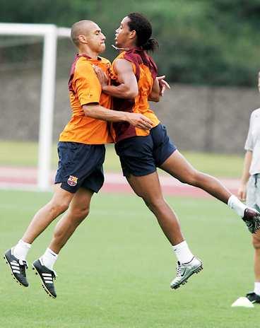 BARCAS HOPP... Henrik Larsson och Ronaldinho verkar trivas tillsammans...