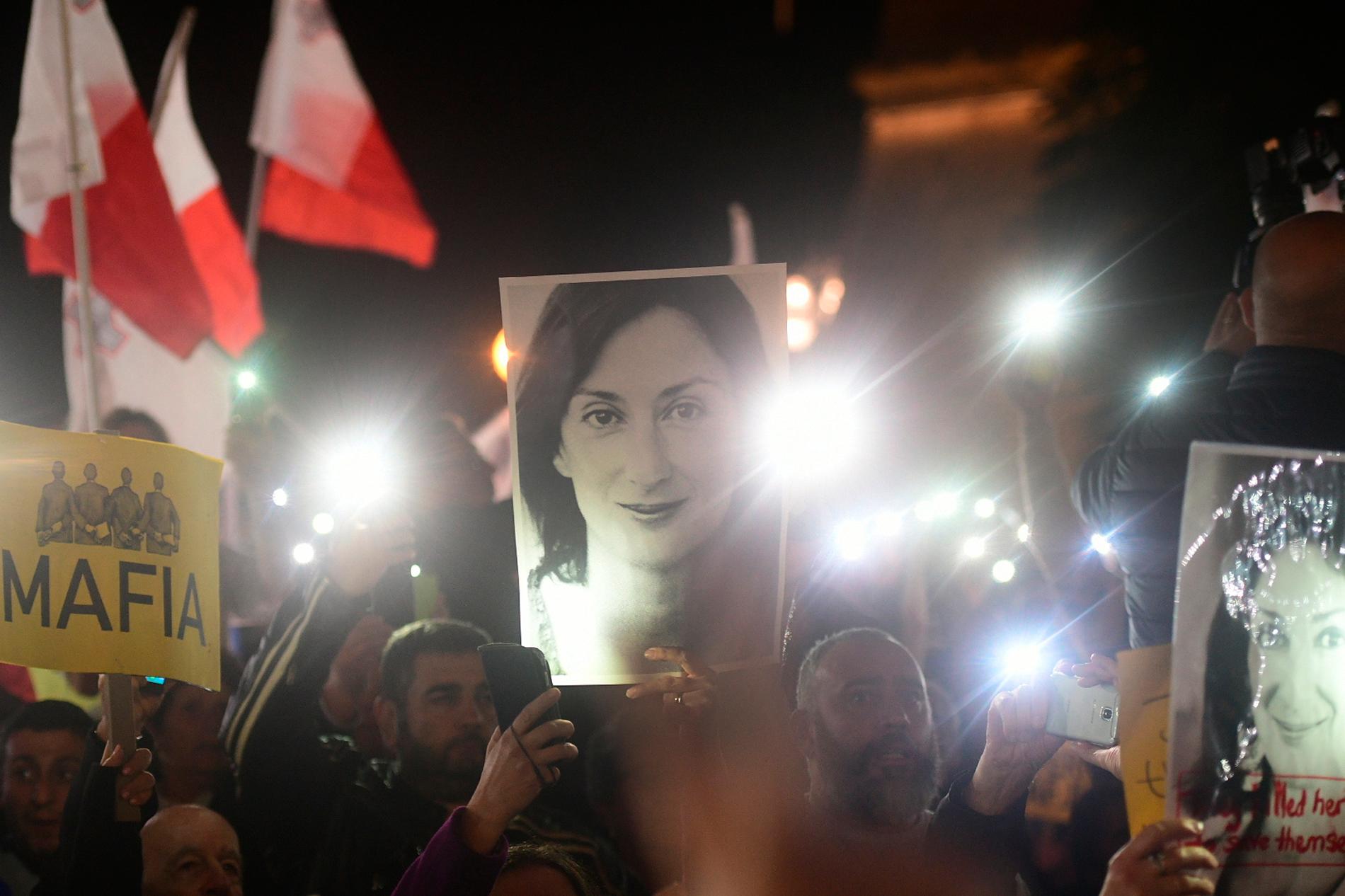 Bilden på den mördade journalisten Daphne Caruana Galizia har har blivit välkänd bland demonstrationer utanför parlamentet i Valletta.