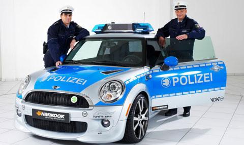 Den tyska trimmarfirman AC Schnitzer har gjort en eldriven Mini för polisen.