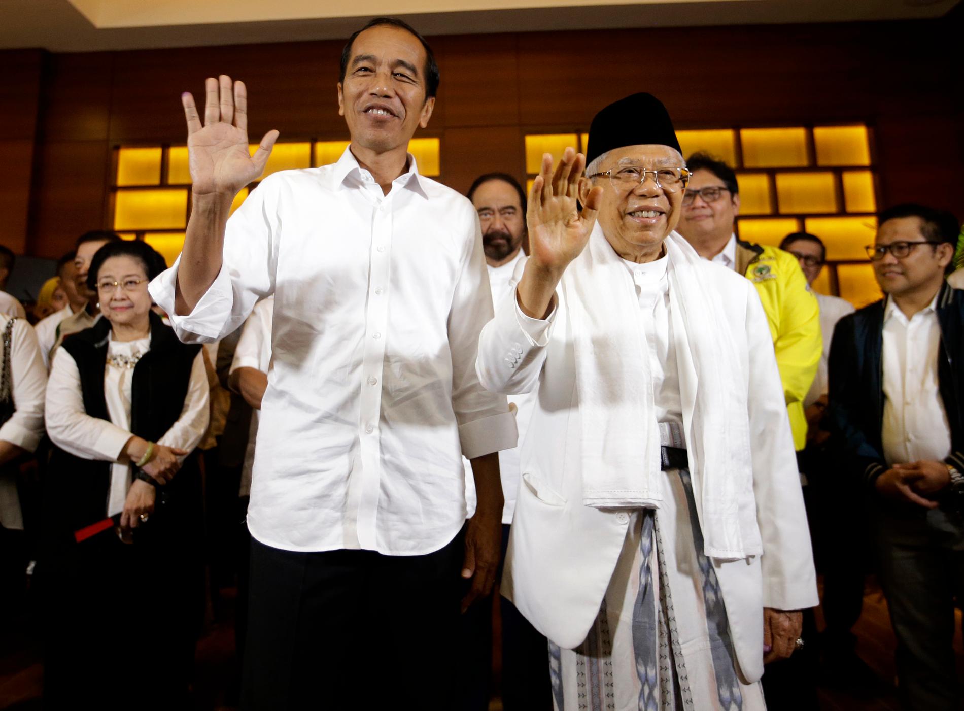 Indonesiens president Joko Widodo (till vänster) utropar sig till segrare i valet.