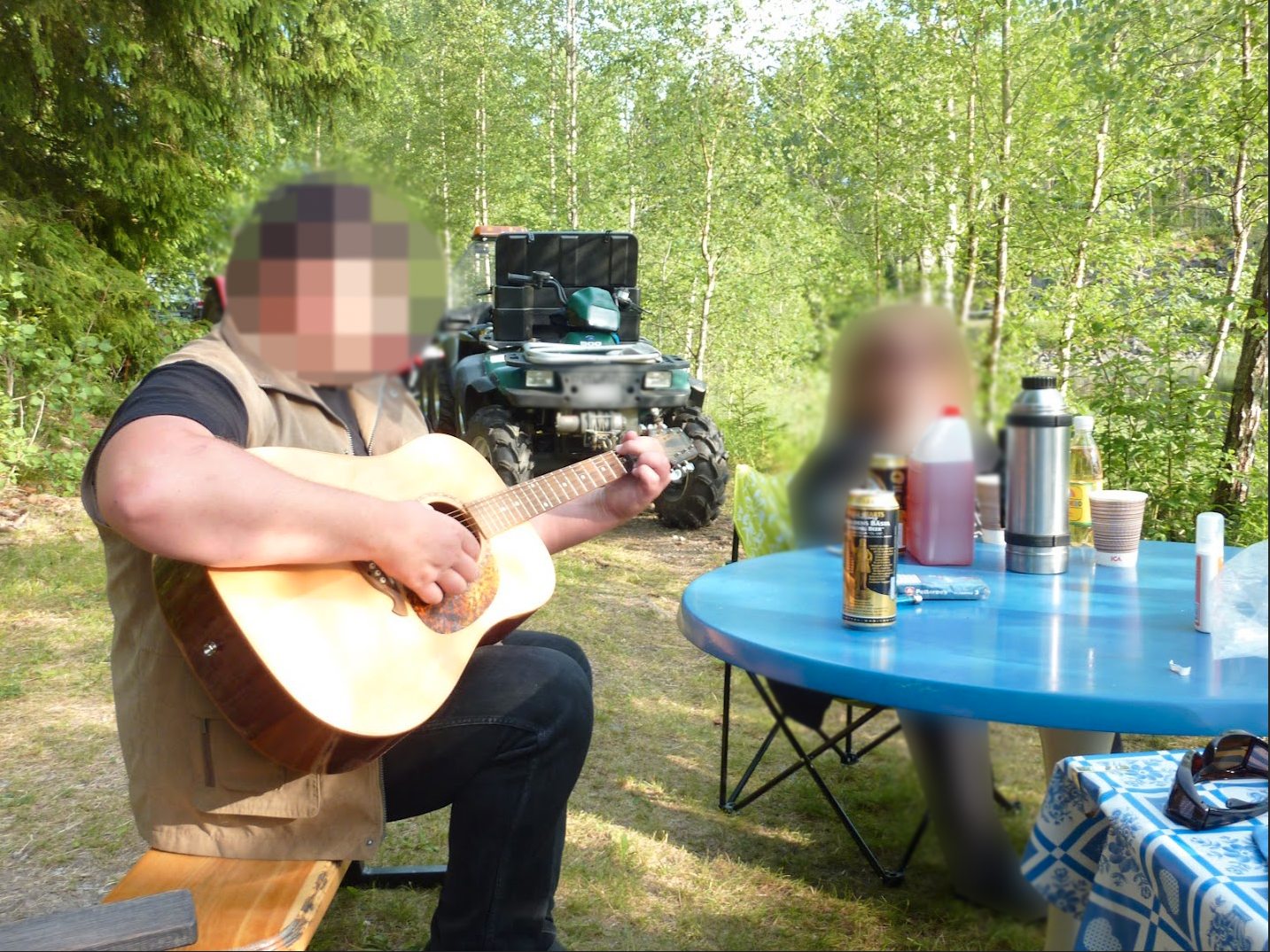 Den nu häktade mannen i Värmland tillsammans med kvinnan som hittades i en frys. Bilden är tagen i samband med en sommarfest för flera år sedan där han spelade gitarr och sjöng.