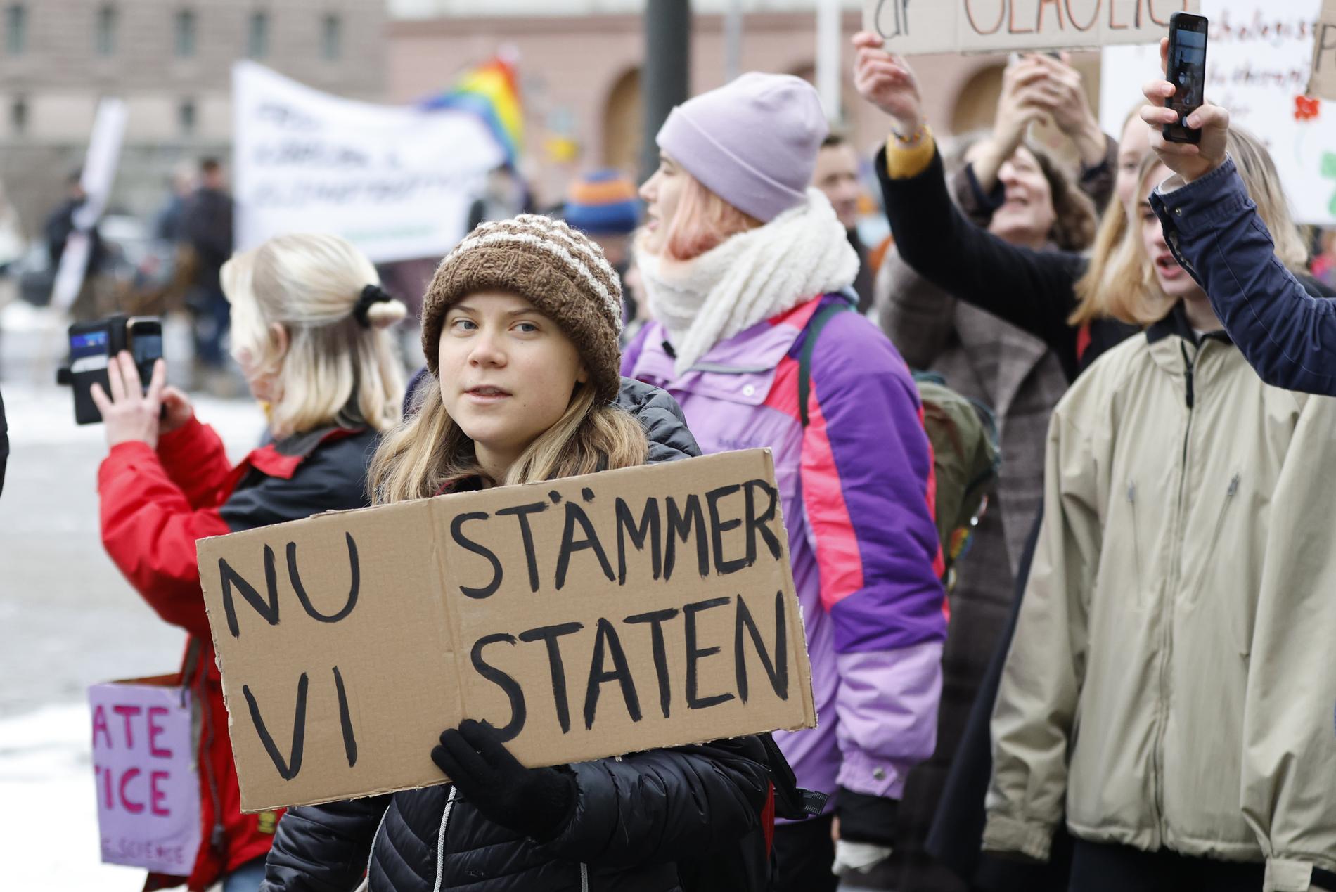 Greta Thunberg under klimatdemonstrationen som organisationen Aurora gjorde inför inlämning av stämningsansökan mot staten, i november 2022.  