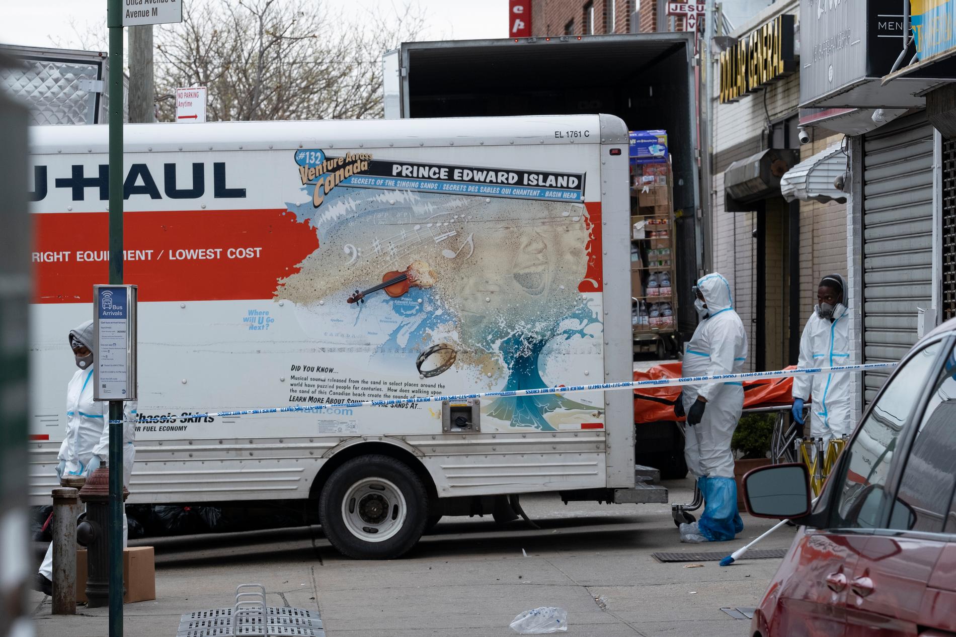 Kroppar flyttas från lastfordonen utanför begravningsbyrån i Brooklyn i New York.