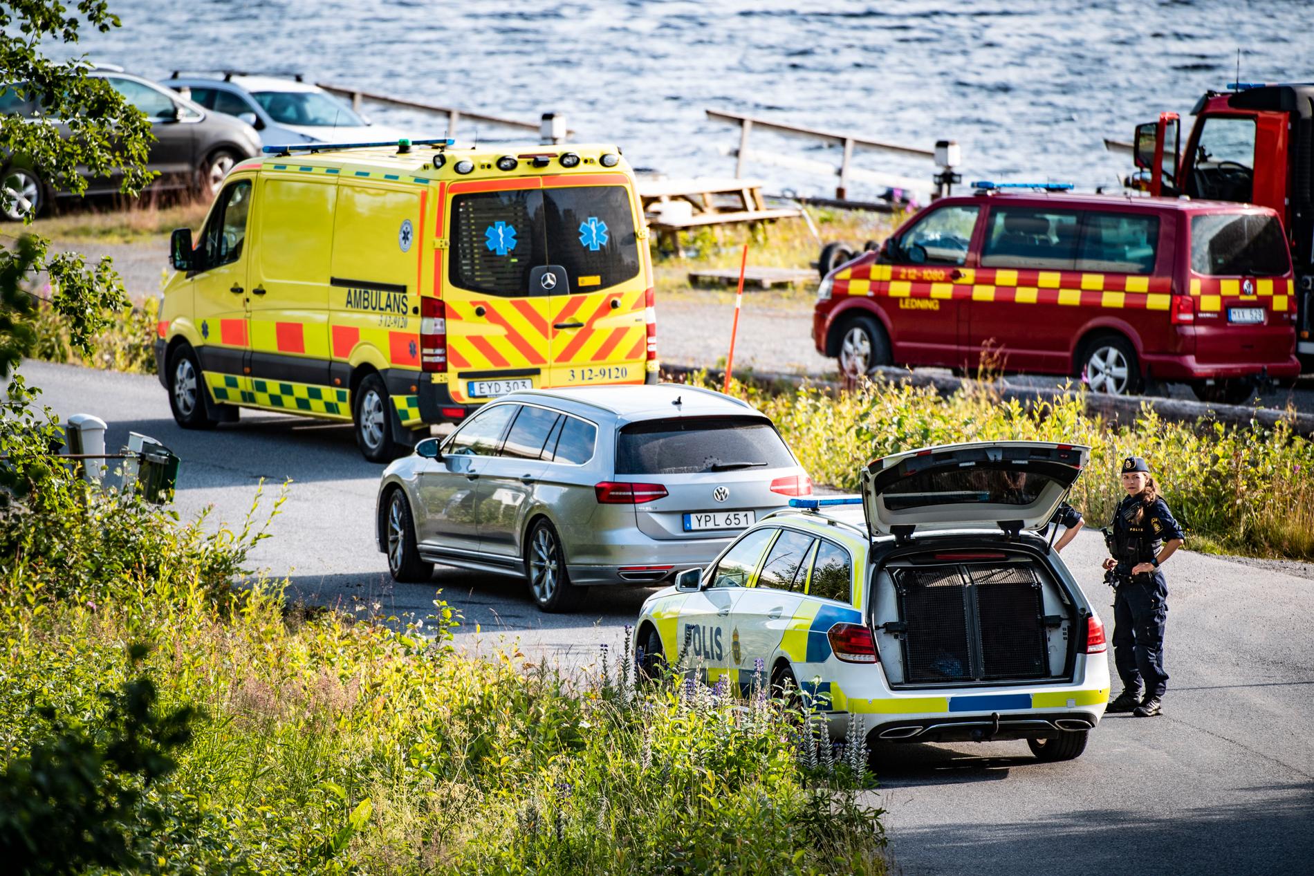 Nio personer omkom när ett enmotorigt flygplan kraschade på ön Storsandskär i Umeälven. Ombord fanns en pilot och åtta fallskärmshoppare. Polisen och räddningstjänst i närheten av olycksplatsen.