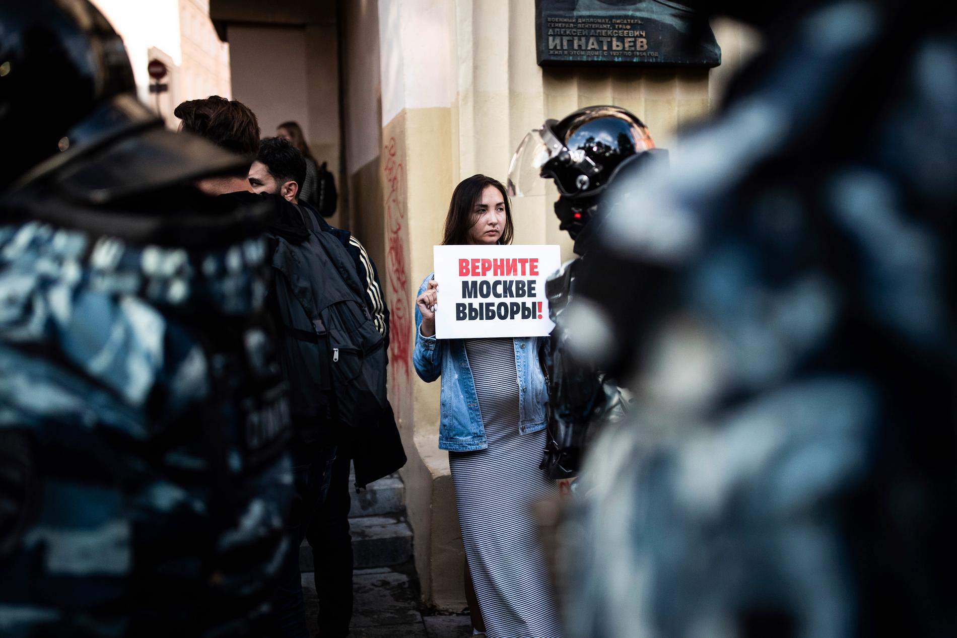 På kvinnans skylt står det: ”Ge Moskva valet tillbaka”.