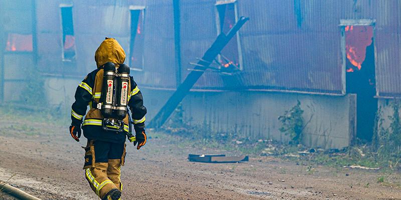 Räddningstjänsten larmades till gården, men ladan var utom räddning: ”Brandmännen låter den brinner ner helt”, sa Lutfi Kolgjini till Trav365 i fredags.