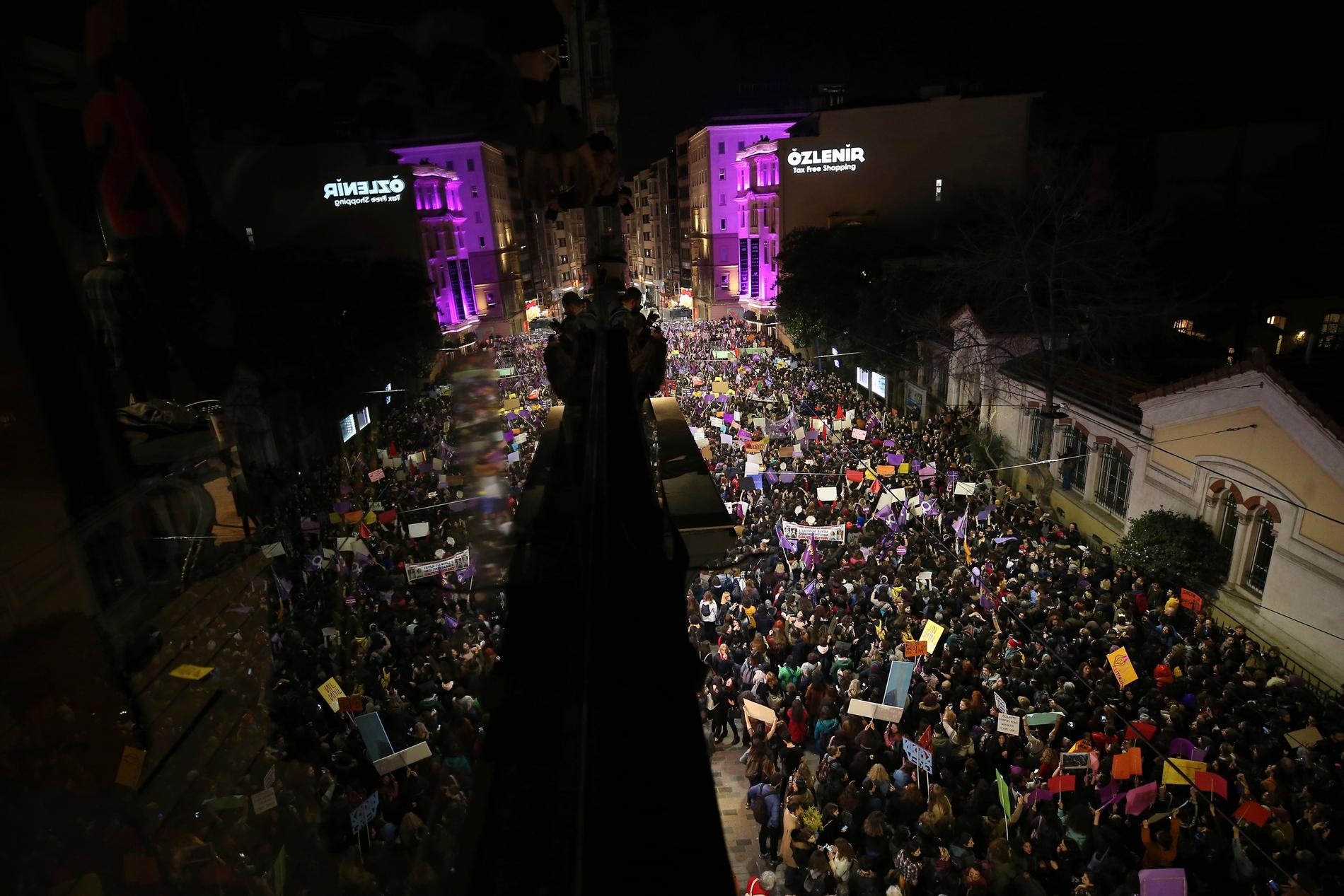 Stora folkmassor under demonstrationen på Istiklal i Istanbul.