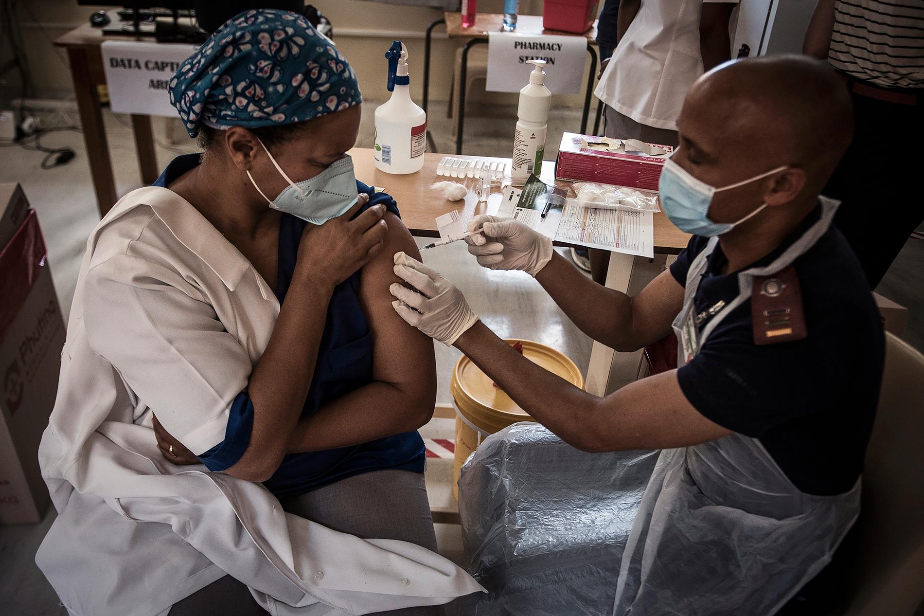 En vårdarbetare i Sydafrika får en spruta av Johnson & Johnsons covid-19 vaccin. Arkivbild.