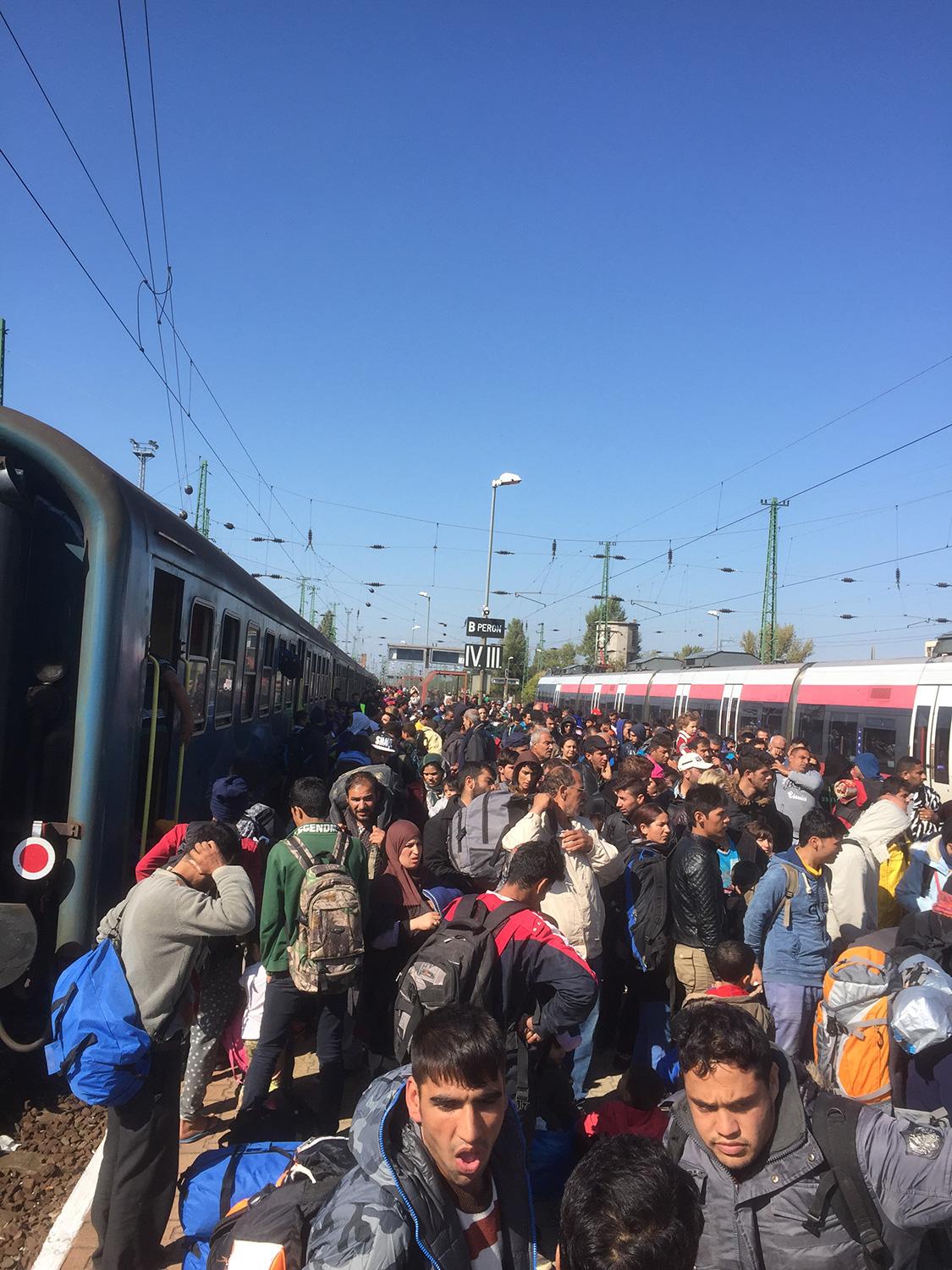 Stationen i Budapest är full med flyktingar.