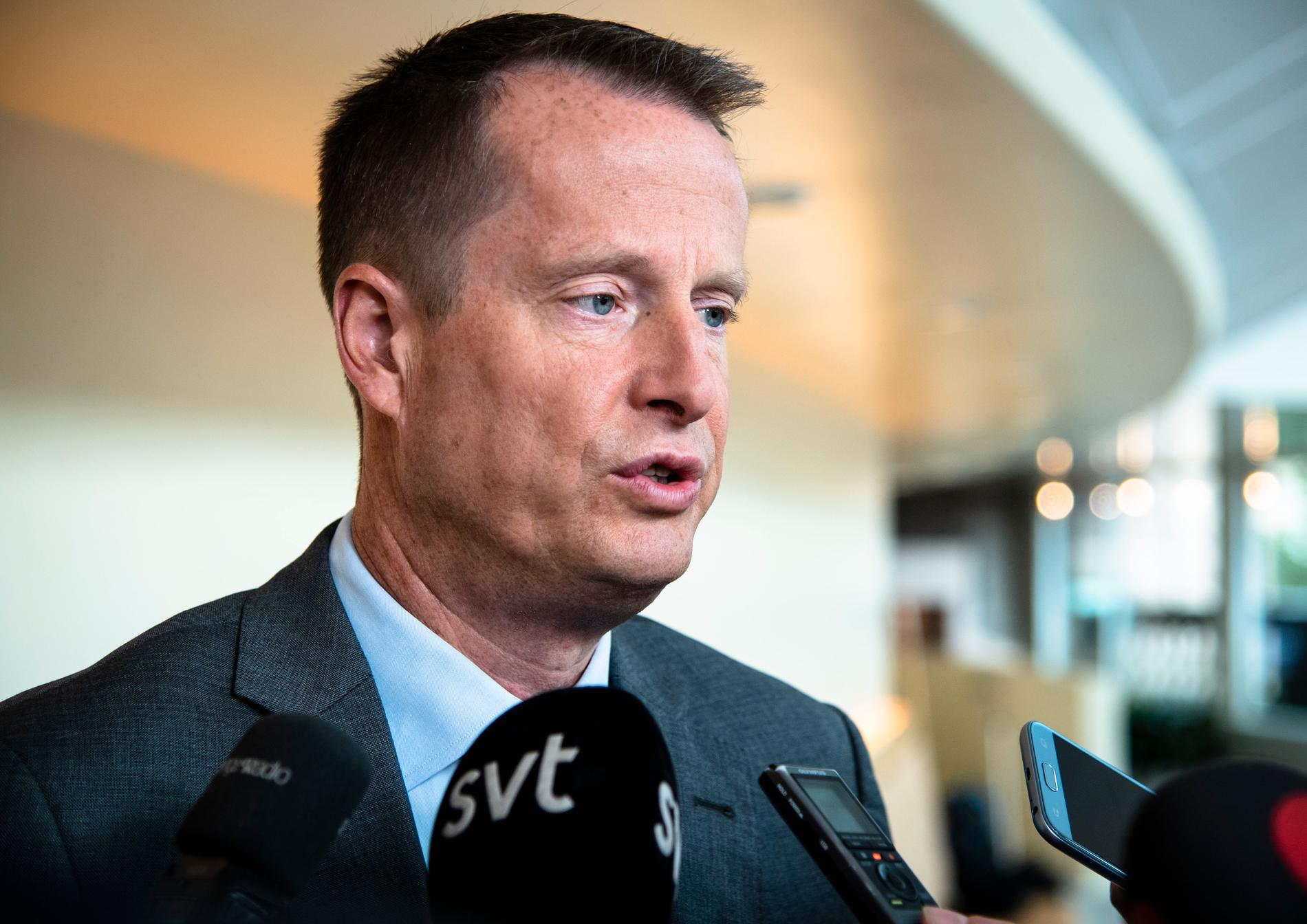 Flera politiska partier kräver svar från Anders Ygeman om svensk elförsörjning.