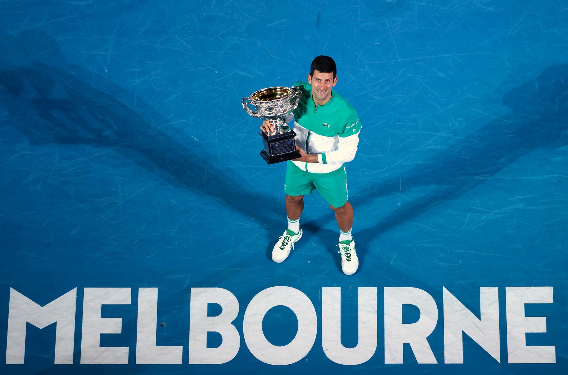 Novak Djokovic vill inte säga om han vaccinerat sig eller inte. Det kan ställa till det om han vill försvara titeln vid Australian Open nästa år. Arkivbild från när han vann 2021.