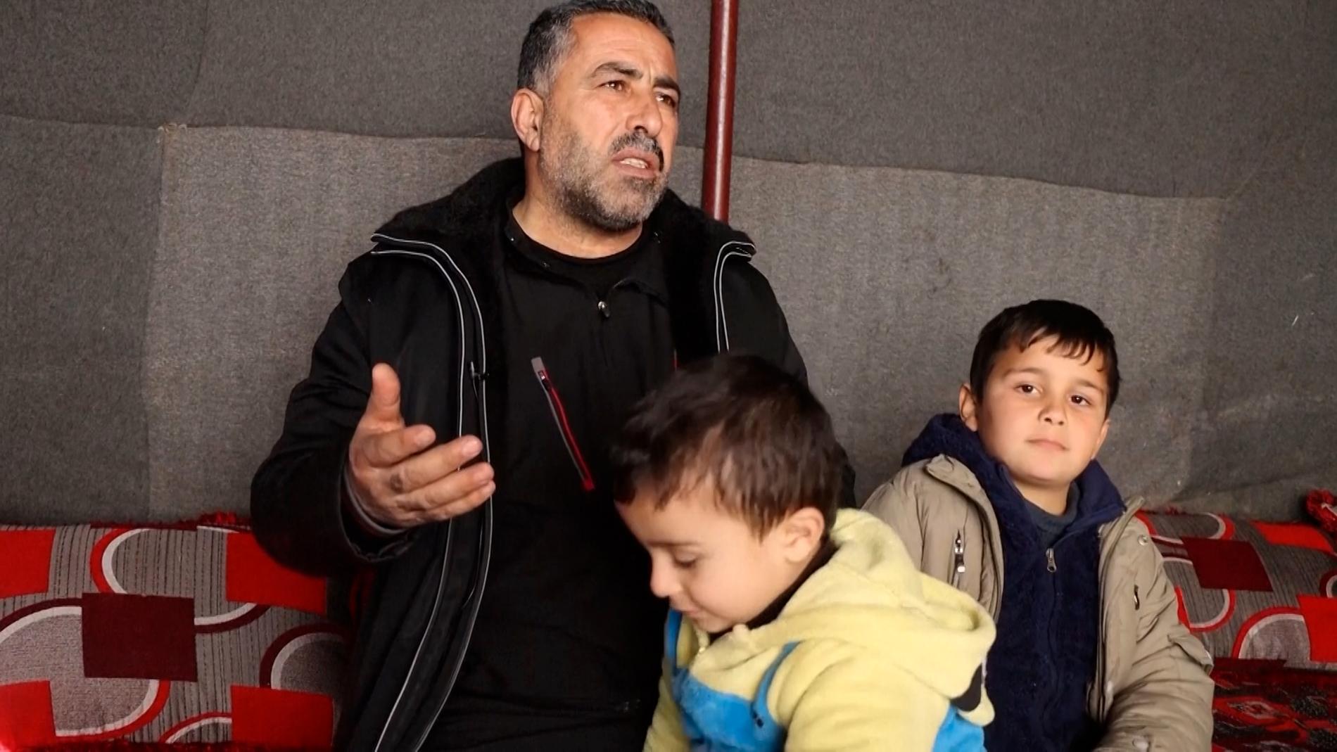 Småbarnspappan Zakaria Mustafa Dabe berättar att familjens hus förstördes i jordbävningen. Nu är de hemlösa. 