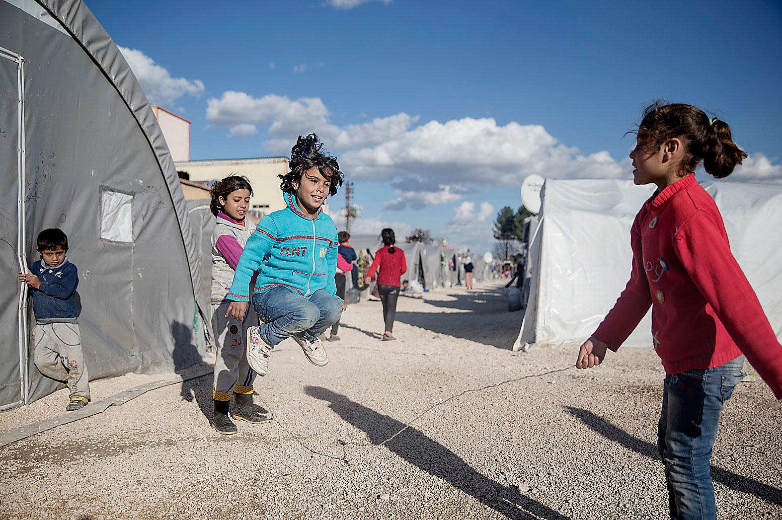 Många som flyr från Syrien är barn och de flesta kommer till grannländerna. Här ett flyktingläger i Turkiet.