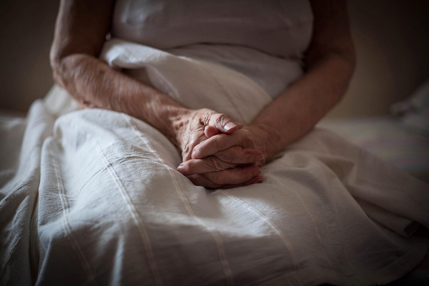Två anställda på Attendos boende ska vårda 50 äldre, varav många demenssjuka, under nätterna på hemmet.