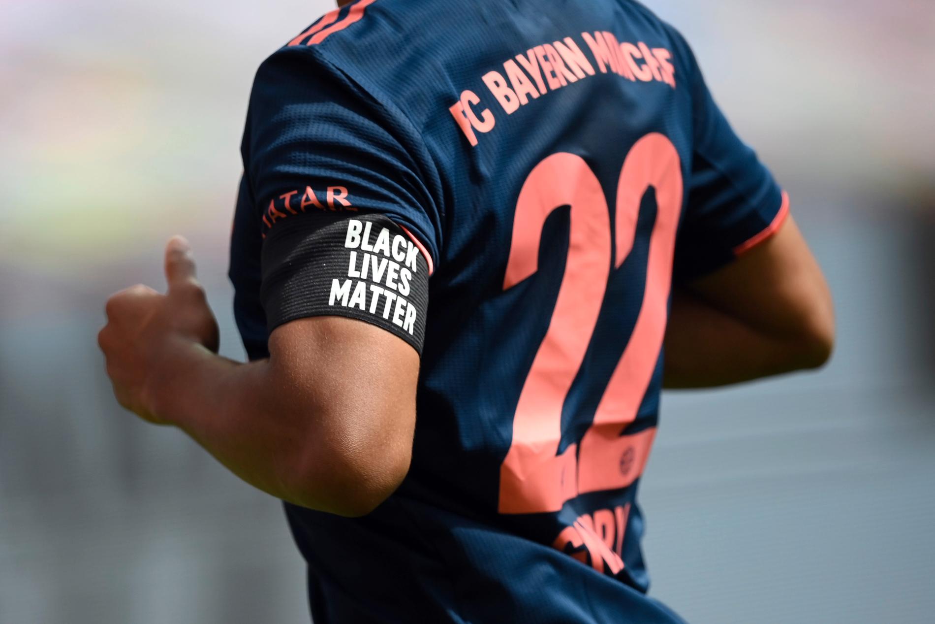 Bayern Münchens spelare, här Serge Gnabry, bar sorgband med texten Black Lives Matter i matchen mot Bayer Leverkusen.