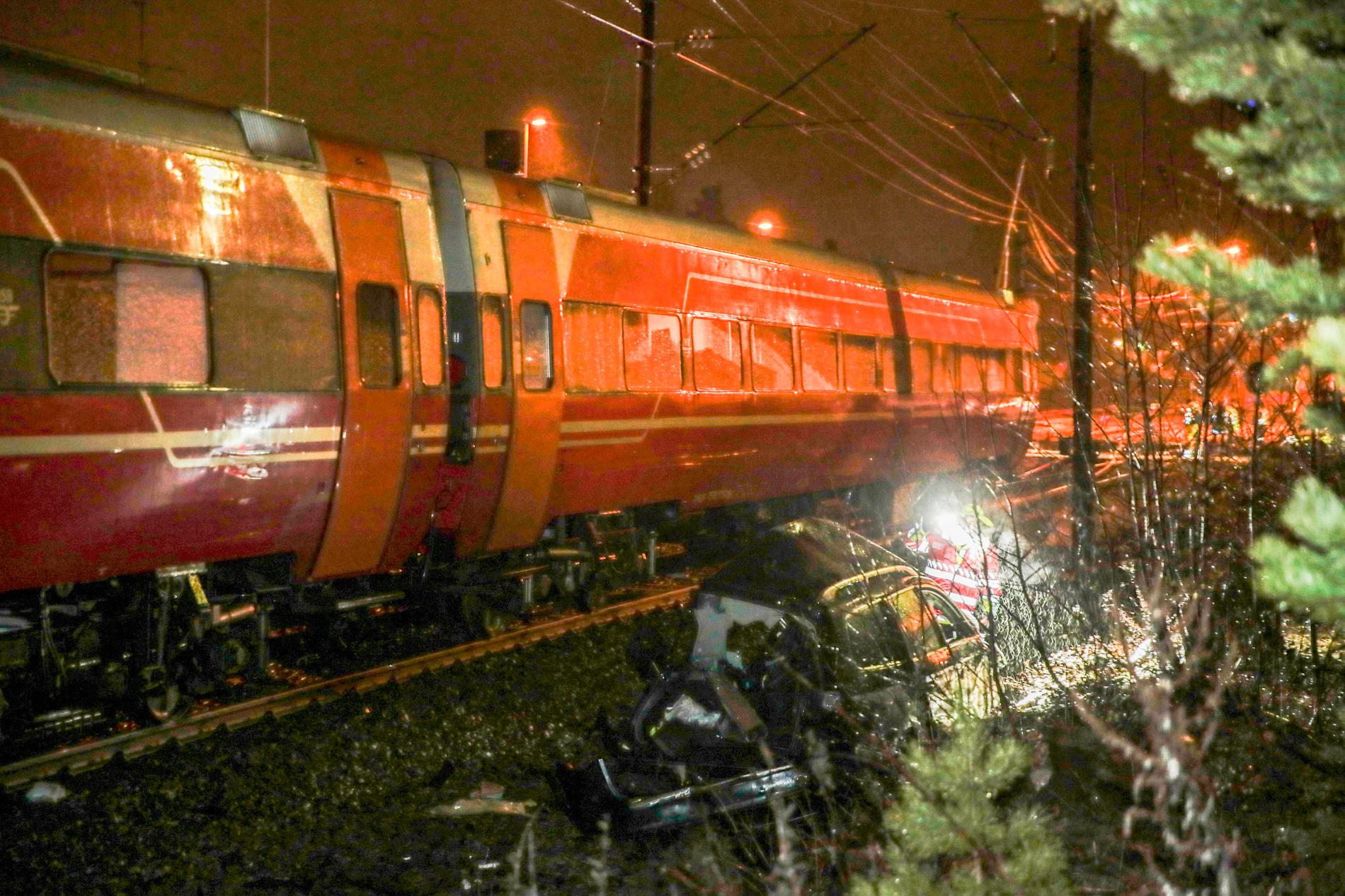 Tåget och den förstörda bilen vid järnvägsövergången i Vikersund.