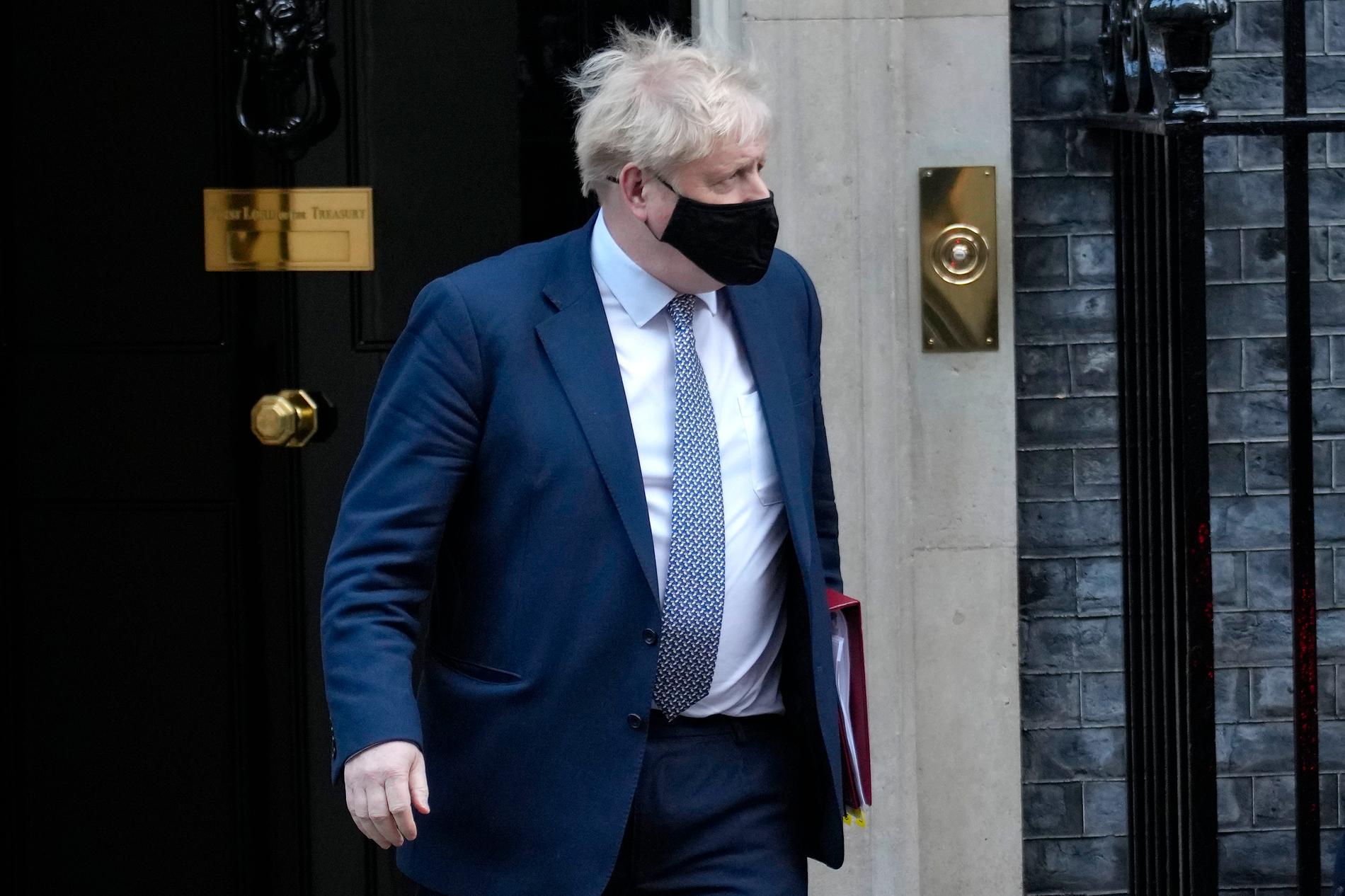 Minister Boris Johnson lämnar bostaden under onsdagen. 