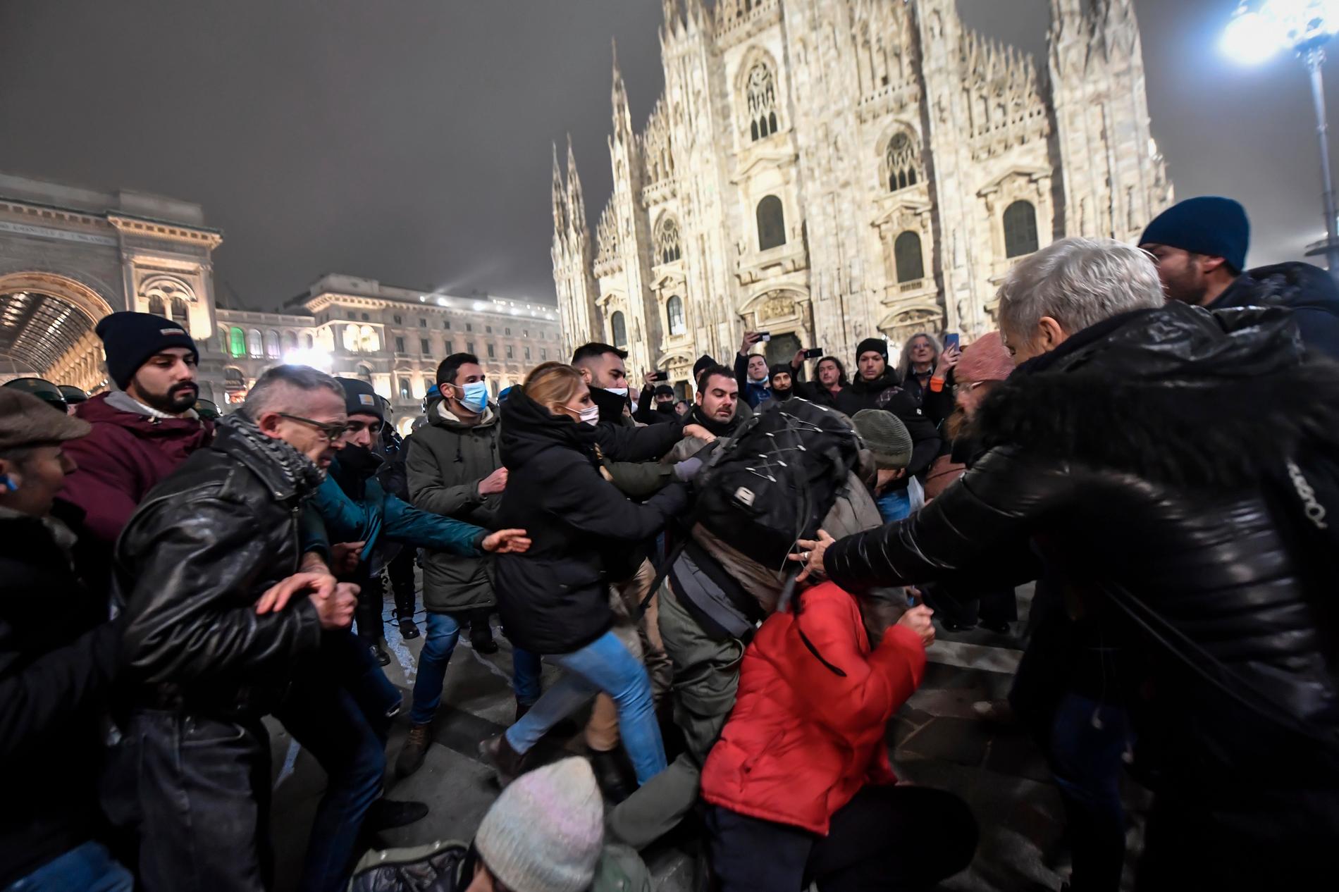 I Milano urartade demonstrationerna mot coronarestriktionerna.