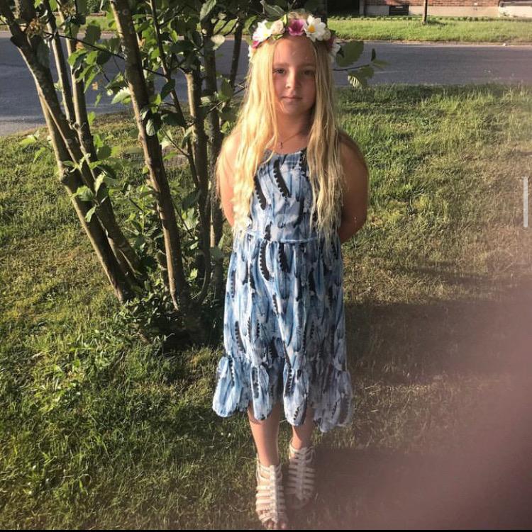 10-åriga Ella dog efter ett fall från ett skoltak. Aftonbladet har fått tillåtelse från flickans föräldrar att publicera hennes namn och en bild. 