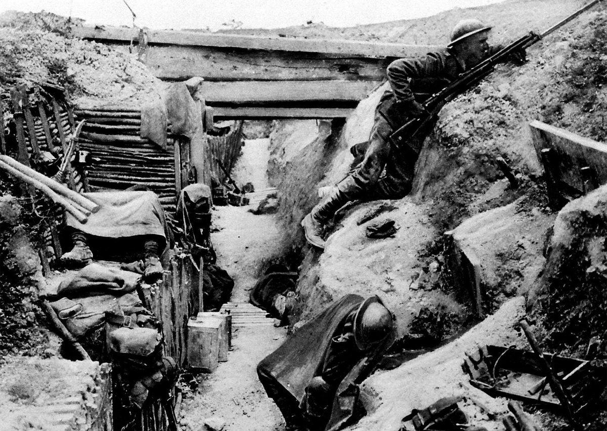 I år är det 100 år sedan första världskriget utbröt. Här spanar en brittisk soldat spanar ut över ingenmansland i en erövrad tysk skyttegrav 1916.