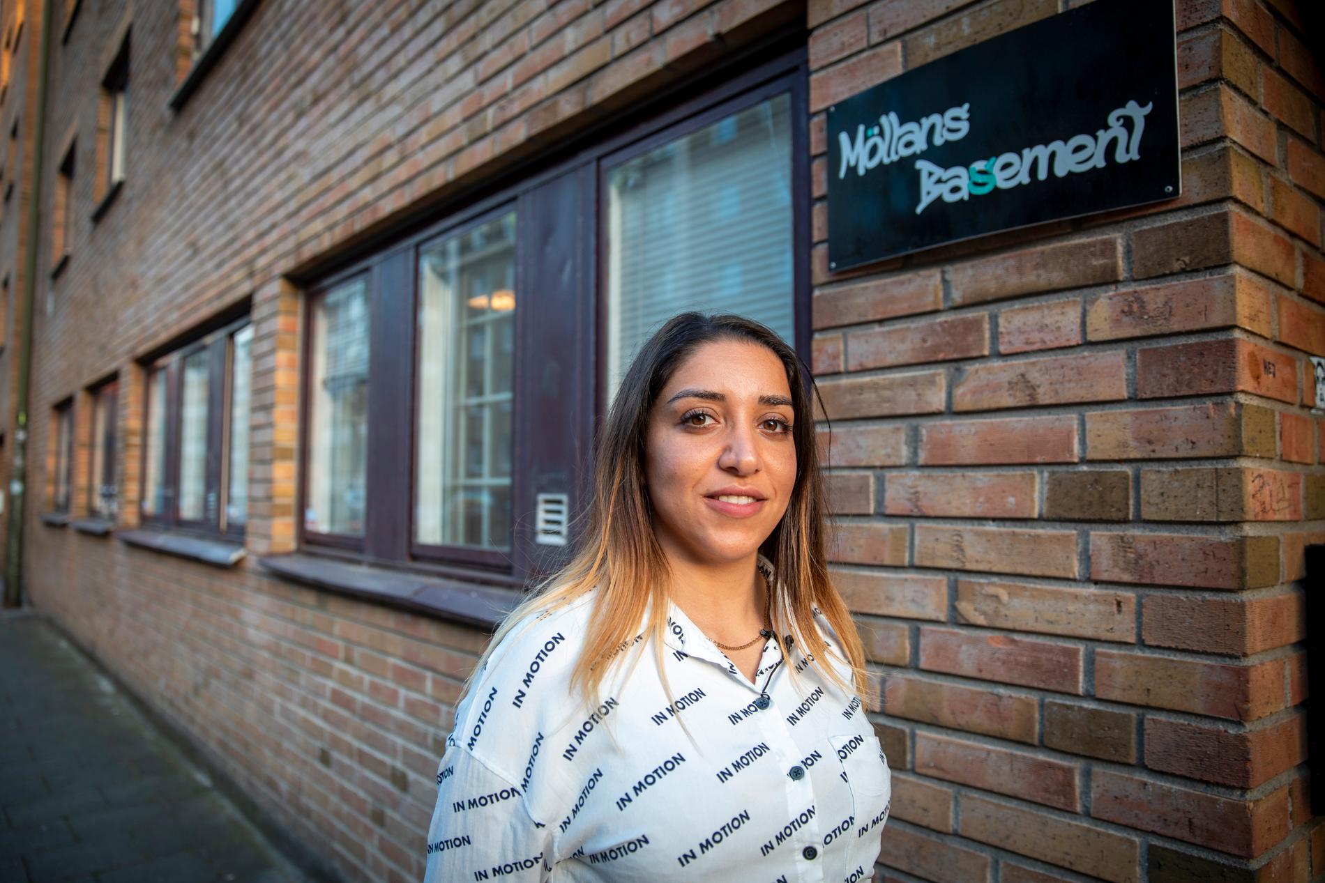 I en källarlokal i Malmö driver Balqis Lamis Khattab föreningen Möllans Basement. Där hjälper hon unga att söka jobb. 