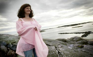 Marie Olander lät operera bort båda sina bröst sedan hon fått beskedet att hon bär på två gener som ökar risken för bröstcancer.
