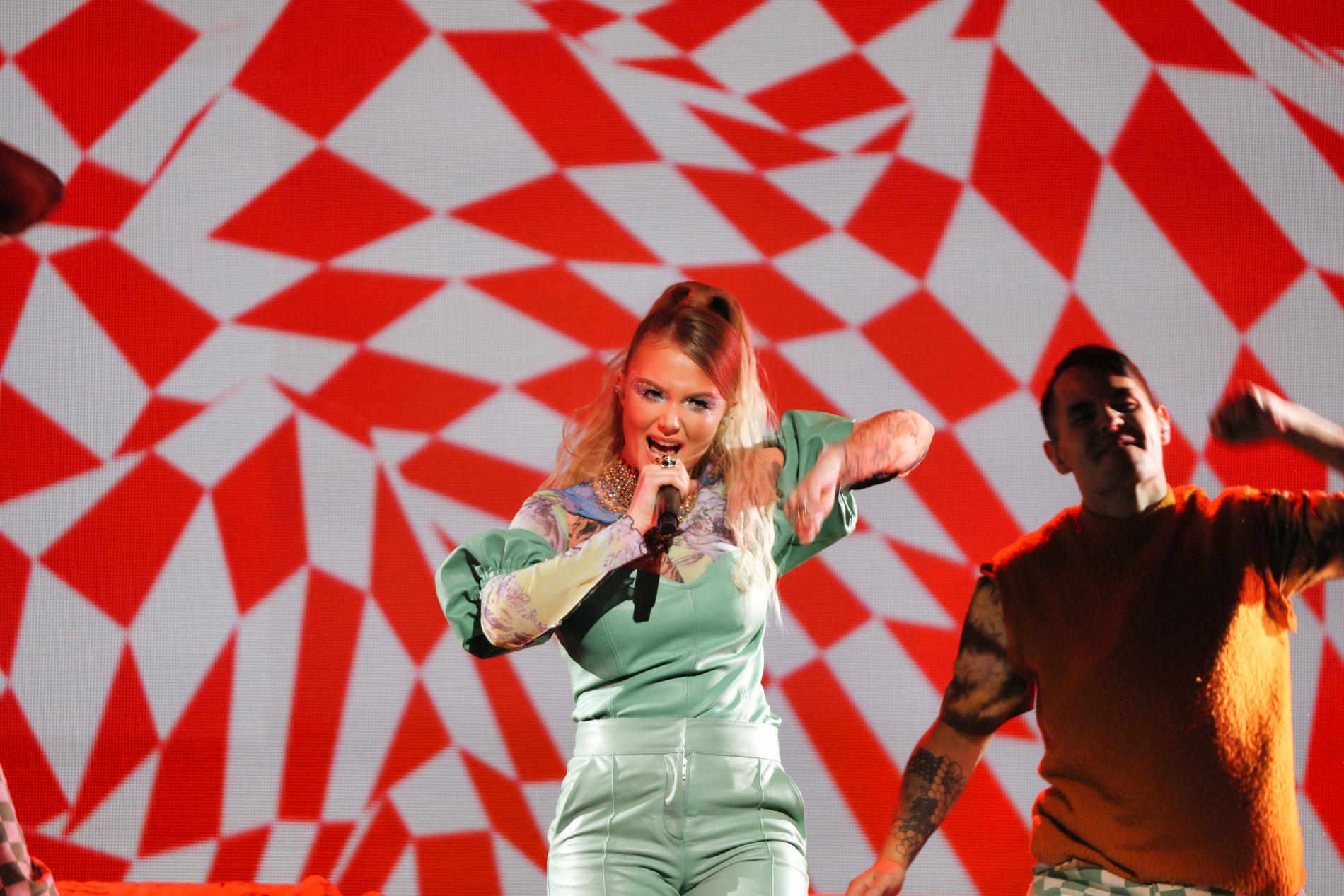 Malou Prytz på scenen under Melodifestivalens repetitioner