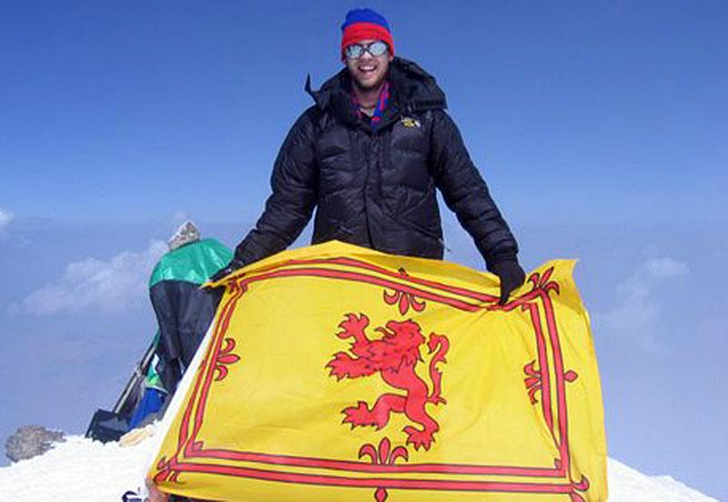 TOLV TIMMARS KAMP Peter Kinlochs vänner kämpade i tolv timmar för att få ner sin vän innan de var tvungna att lämna honom kvar på Mount Everest för att inte riskera sina egna liv. På bilden syns han på toppen av Mont Blanc med det skotska riksbanéret.
