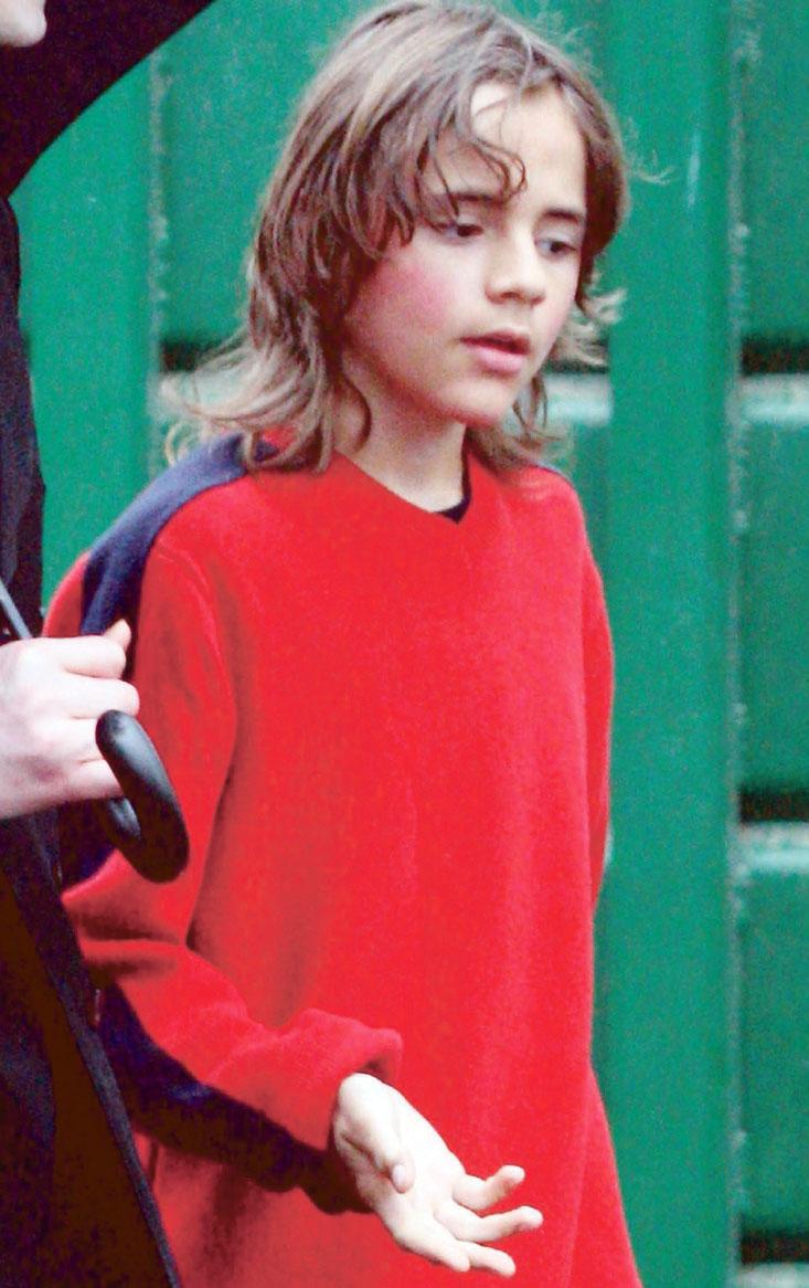 michael junior Jacksons förstfödde fick namnet Prince Michael och är nu 12 år. Enligt Debbie Rowes uppgifter är hans pappa en anonym spermadonator.