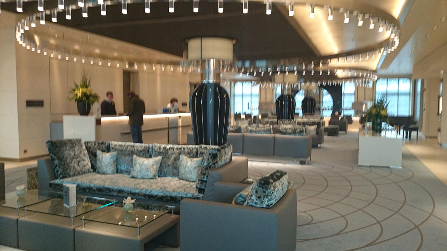 Den elgeganta lobbyn på däck 4 med reception och pianobar.