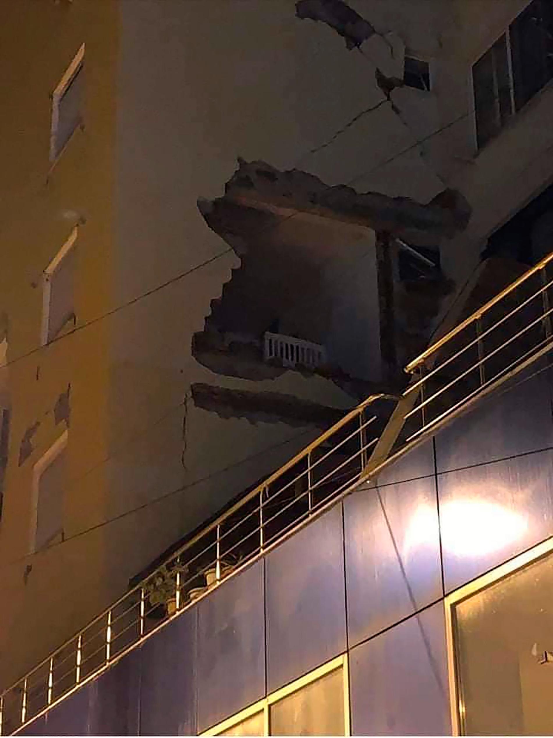 Minst 50 personer har skadats i ett jordskalv i Albanien. 