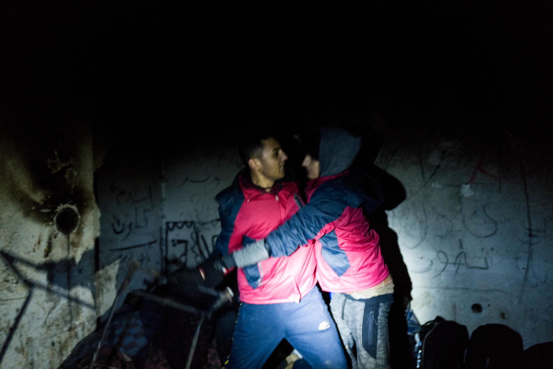 Slagsmål uppstår mellan två egyptiska killar som sökt skydd i ett övergivet hus.