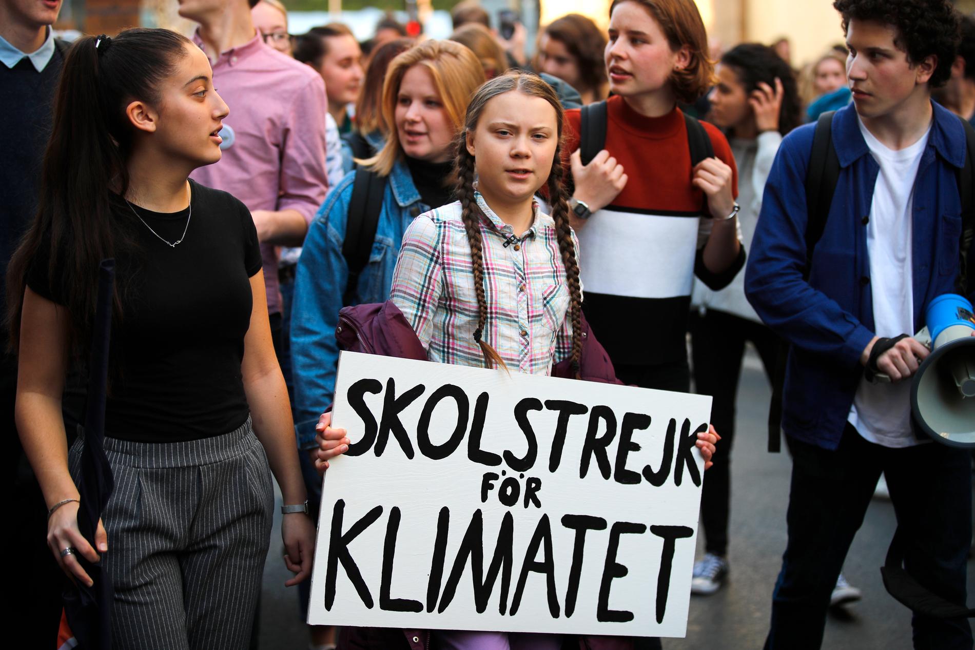 Den svenska klimataktivisten Greta Thunberg leder en grupp franska studenter i en protestmarsch i Paris i februari 2019.