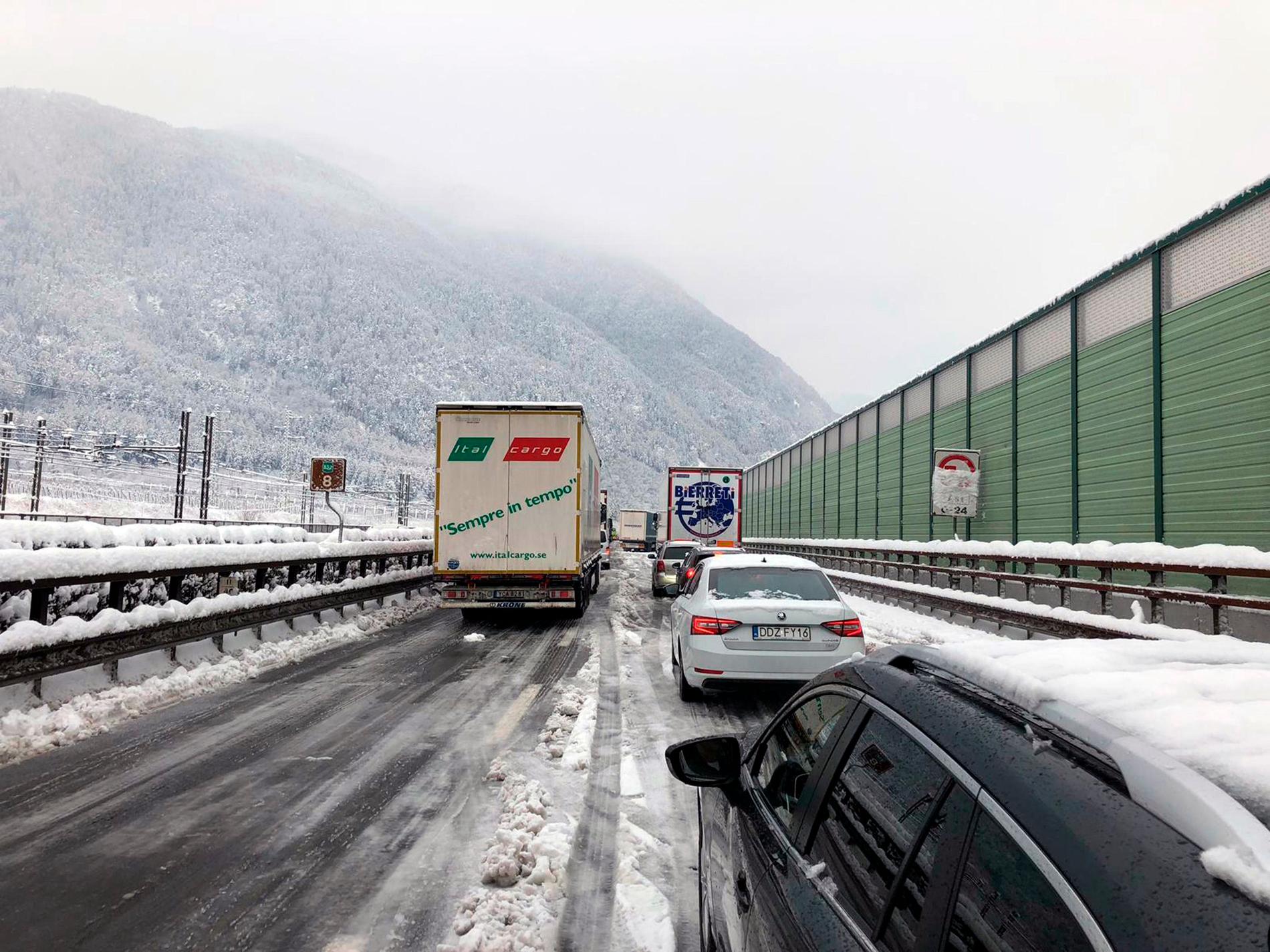 Köer i italienska Alperna efter att bilar fastnat i snön. Vissa vägar gick inte att ta fram på som en följd av en lavin.
