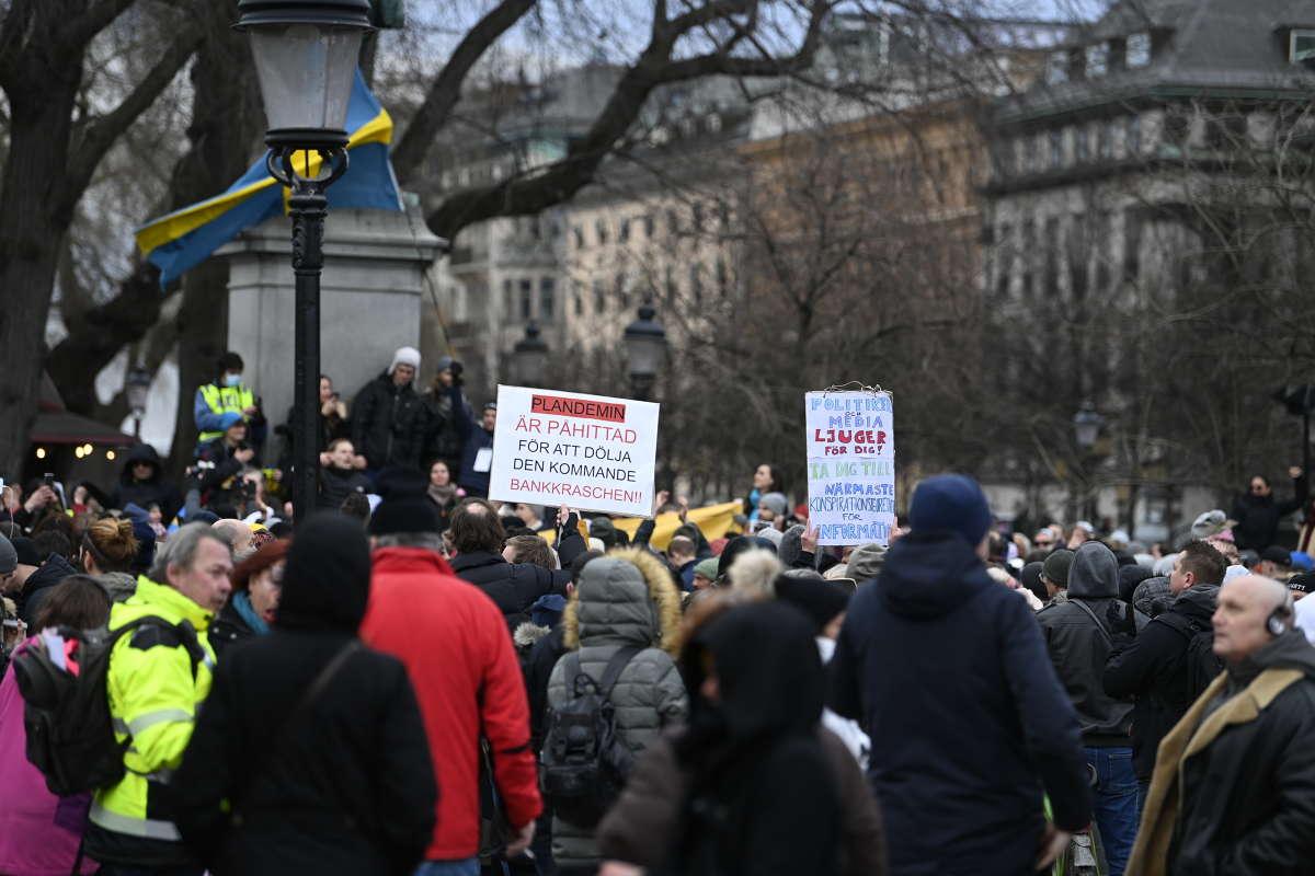 Demonstranter i Kungsträdgården.