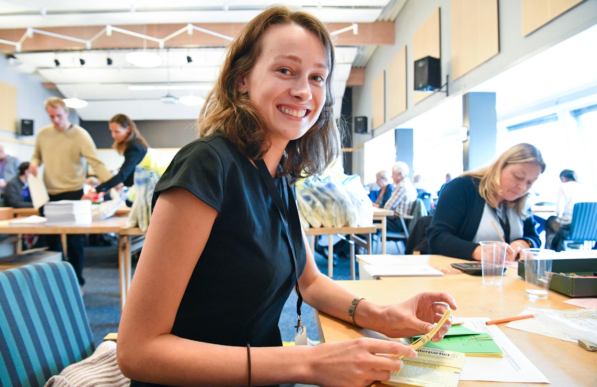 Sophia Lennartsson, 20, är normalt student i Lund, men blev via vänner intresserad av att vara med och kontrollräkna röster till riksdagsvalet samt valen till kommun- och landstingsfullmäktige. Totalt är 240 personer involverade när länsstyrelsen i Skåne genomför kontrollräkningen.