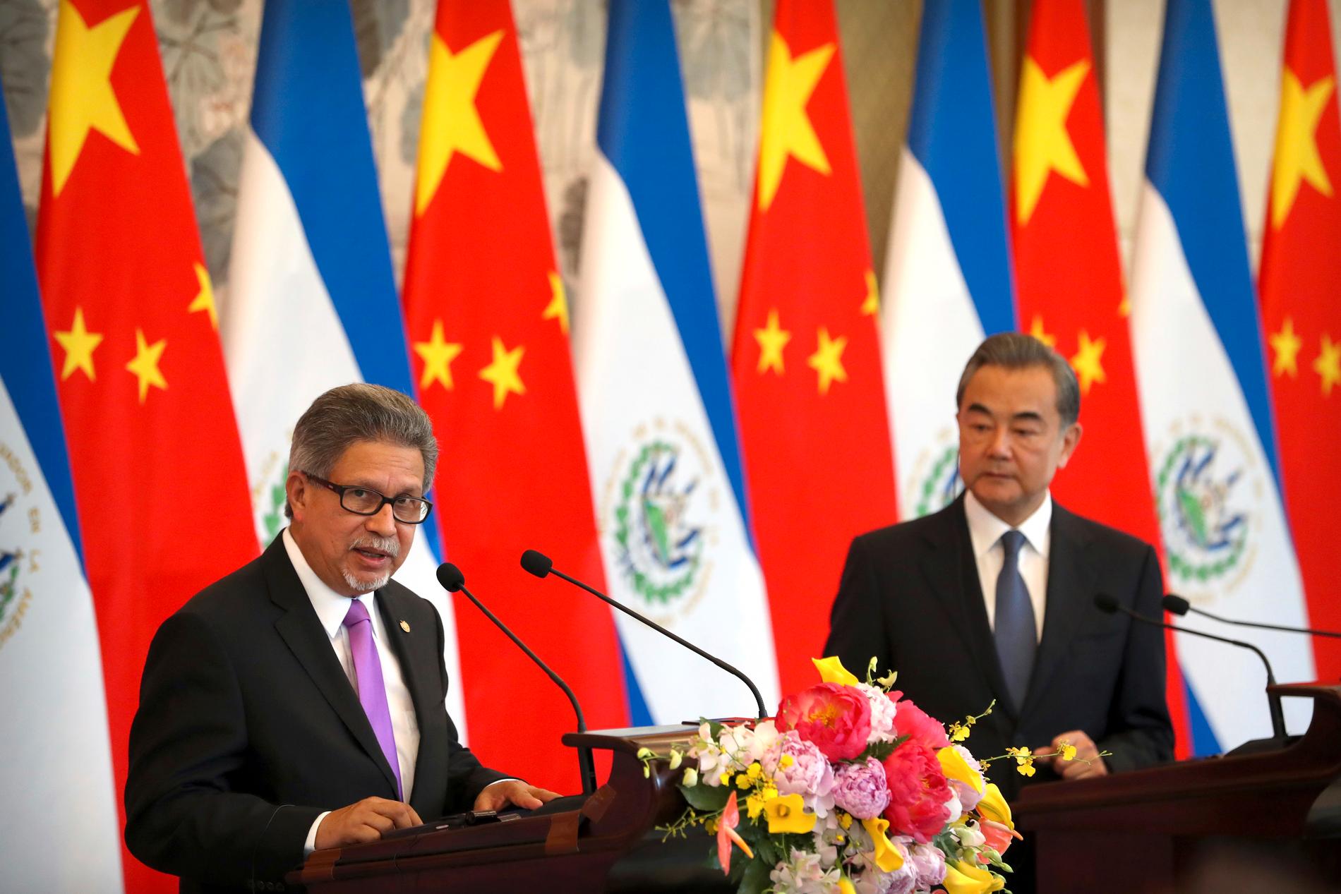 El Salvadors utrikesminister Carlos Castaneda och hans kinesiske kollega Wang Yi när Kina och El Salvador nyligen upprättade diplomatiska band. Arkivbild.