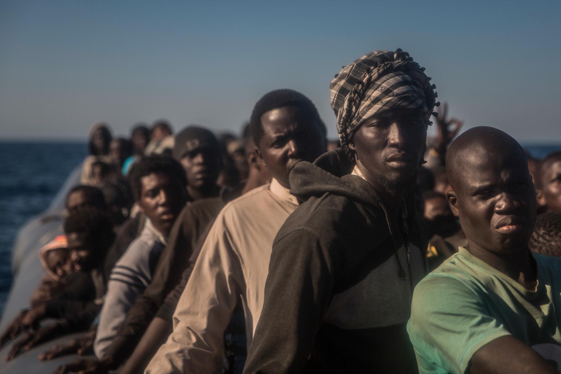Afrikanska flyktingar i en gummibåt utanför Libyens kust. Den här båten räddades i en spansk räddningsinsats men alla som försöker fly våldet och förtrycket har inte samma tur. 